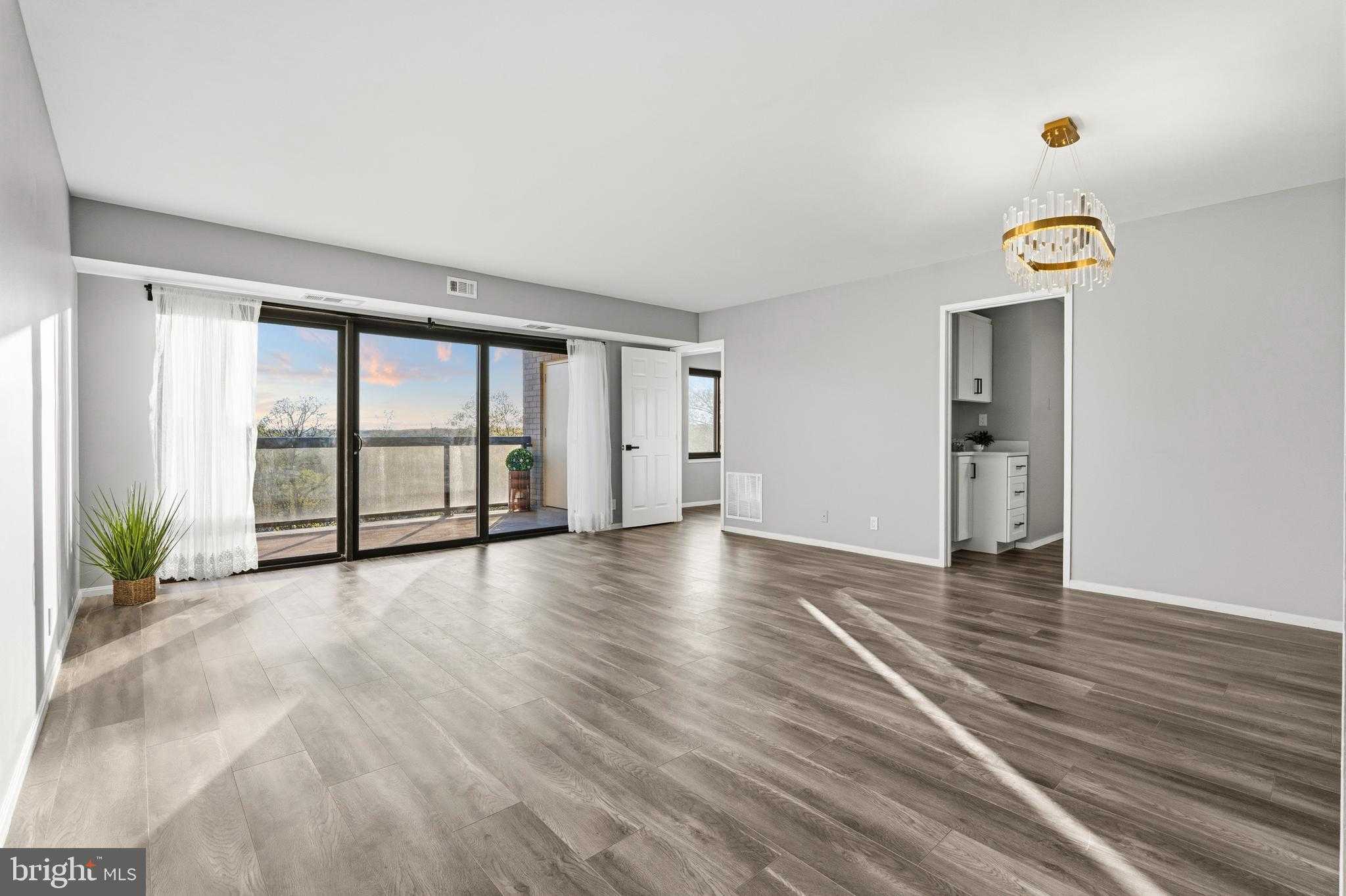 307 Yoakum Pkwy Apt 706 photo 9