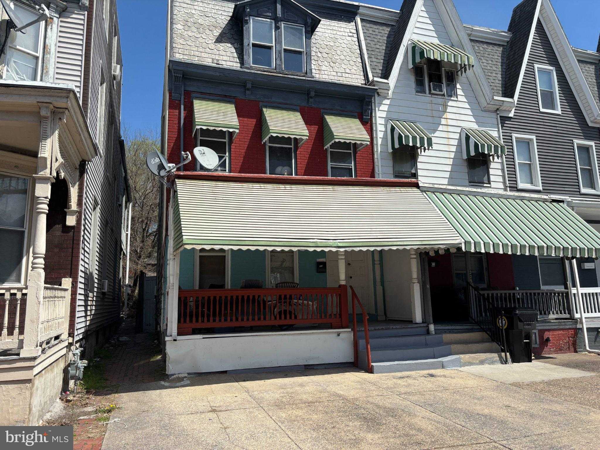 323 Crescent St photo 2