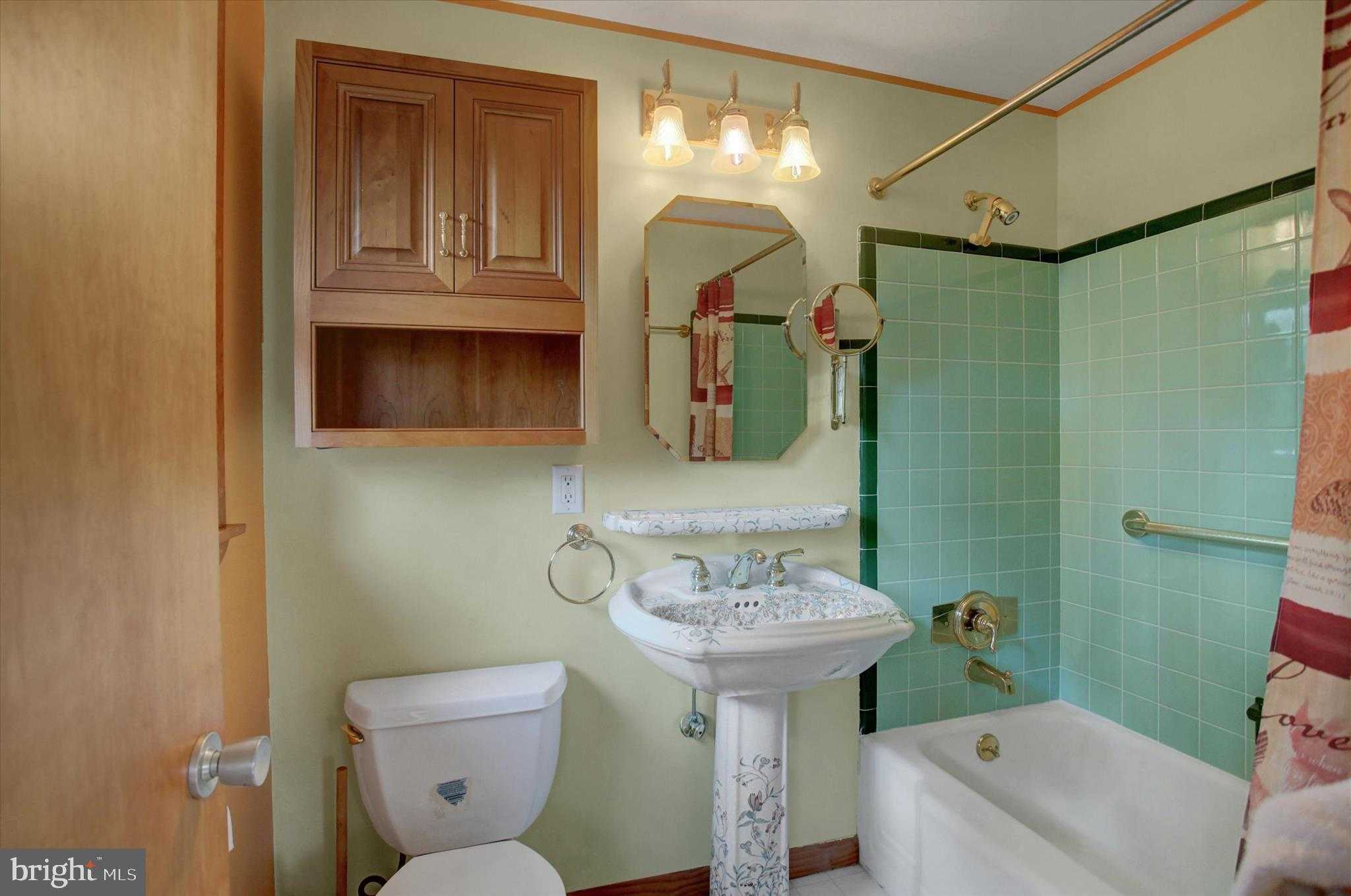 212 E Walnut St photo 18