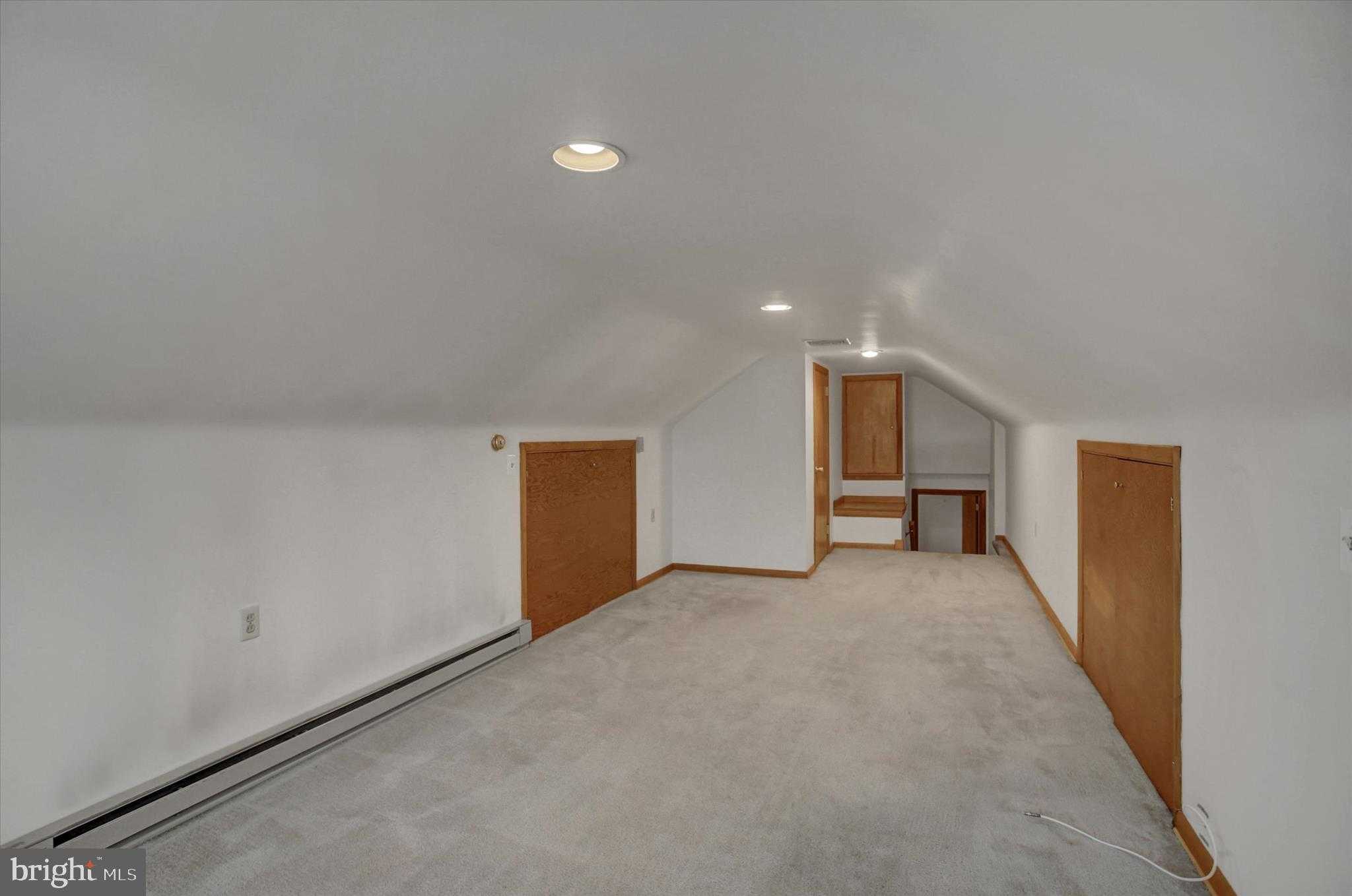 212 E Walnut St photo 20