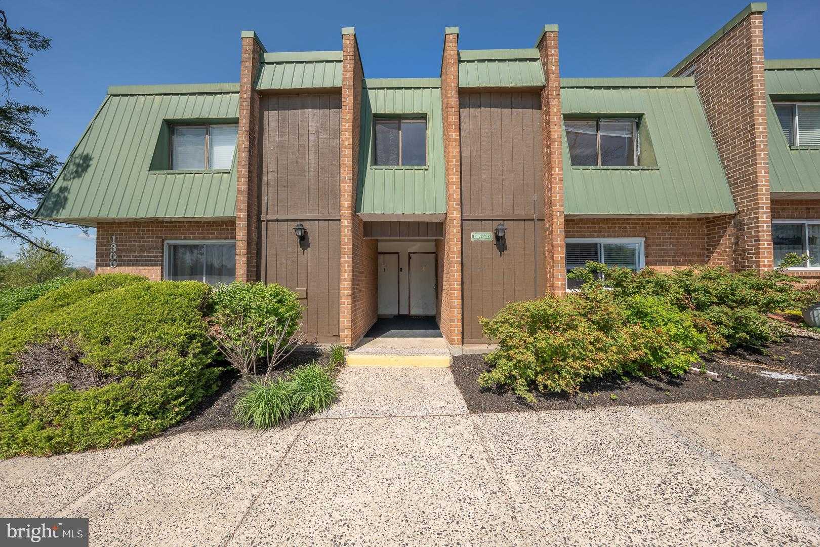 1310 Meadowview Ln photo 1