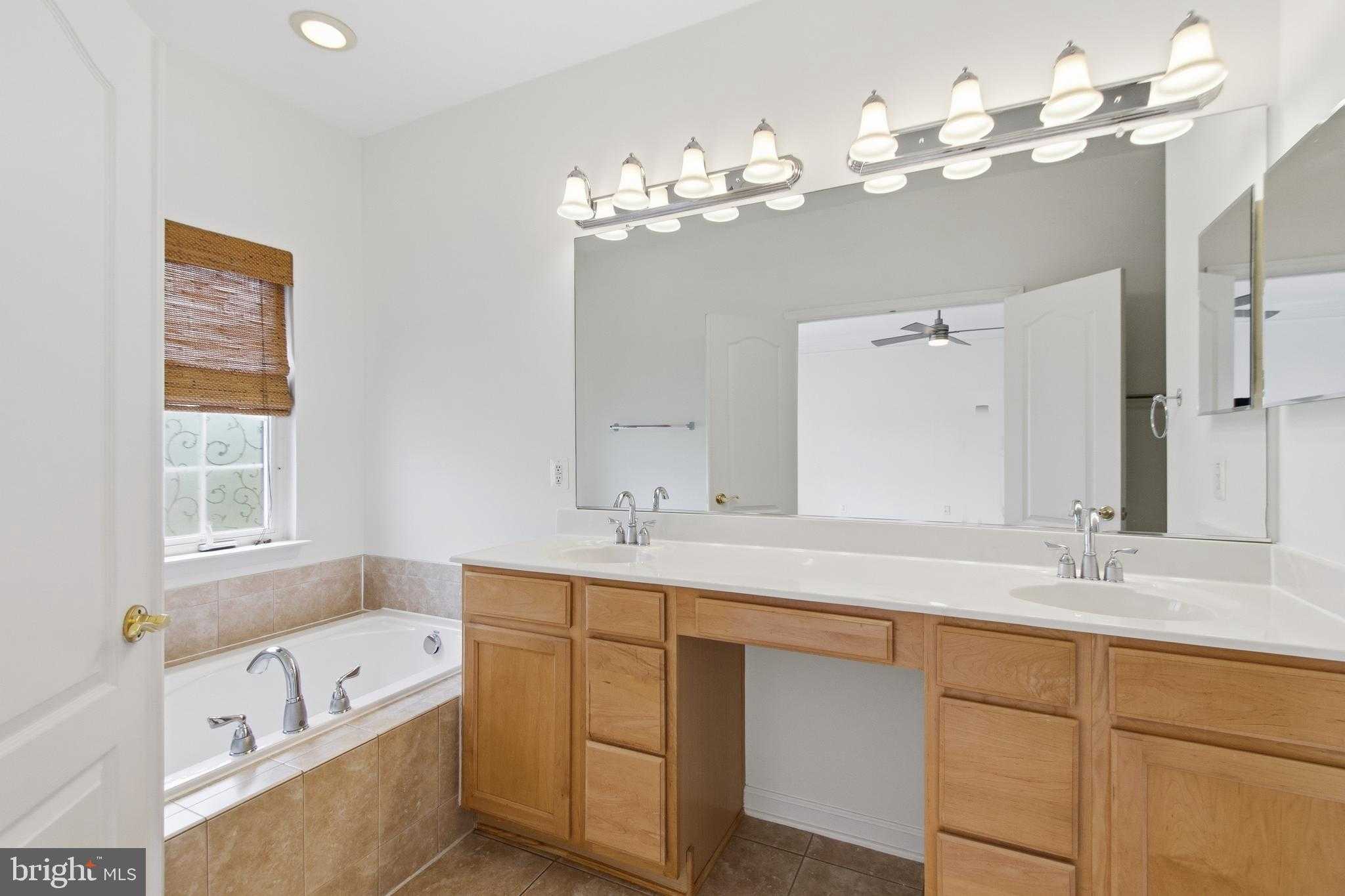 7819 Locust Leaf Ln photo 25