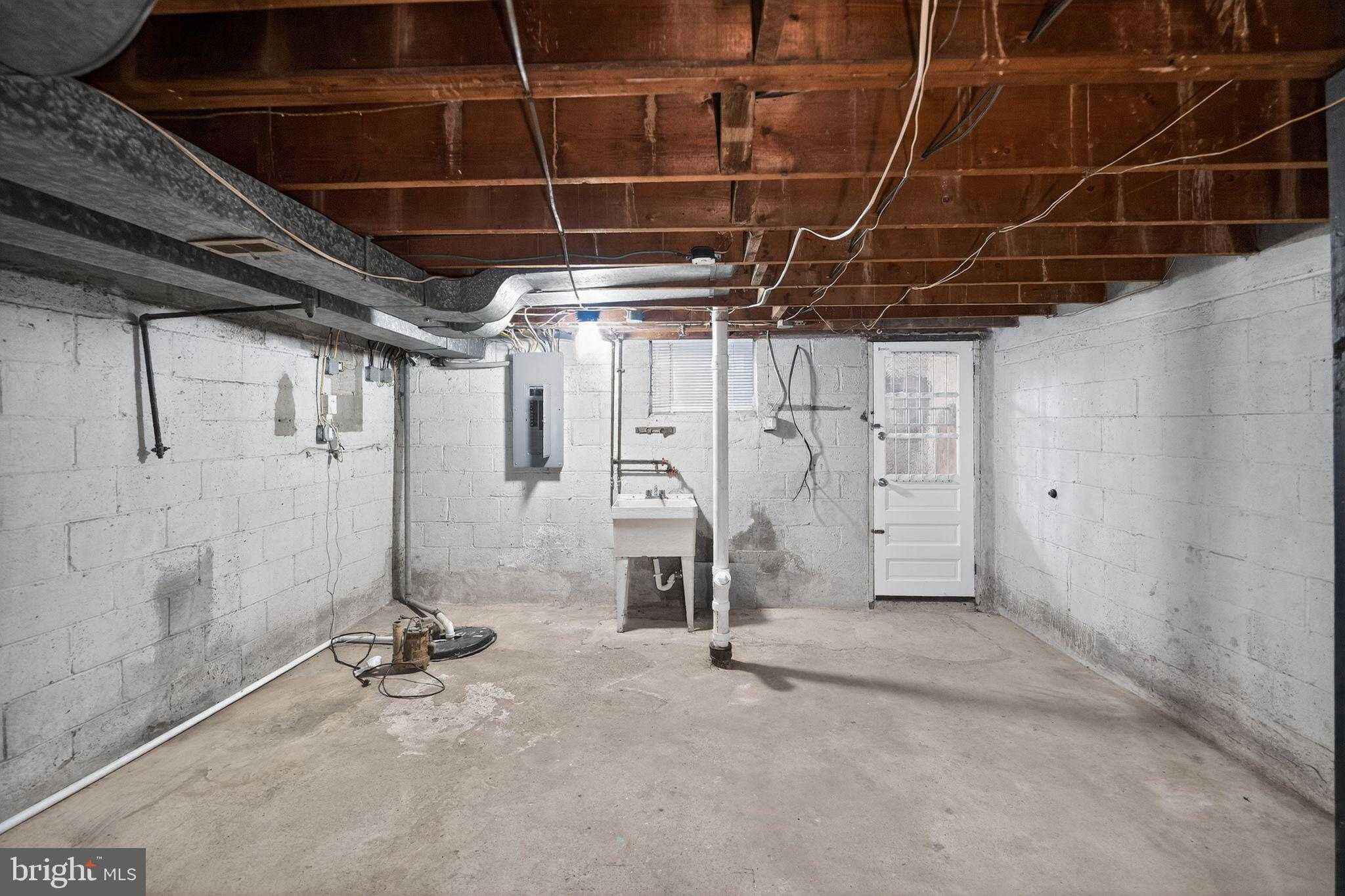 1254 Brewster St photo 28