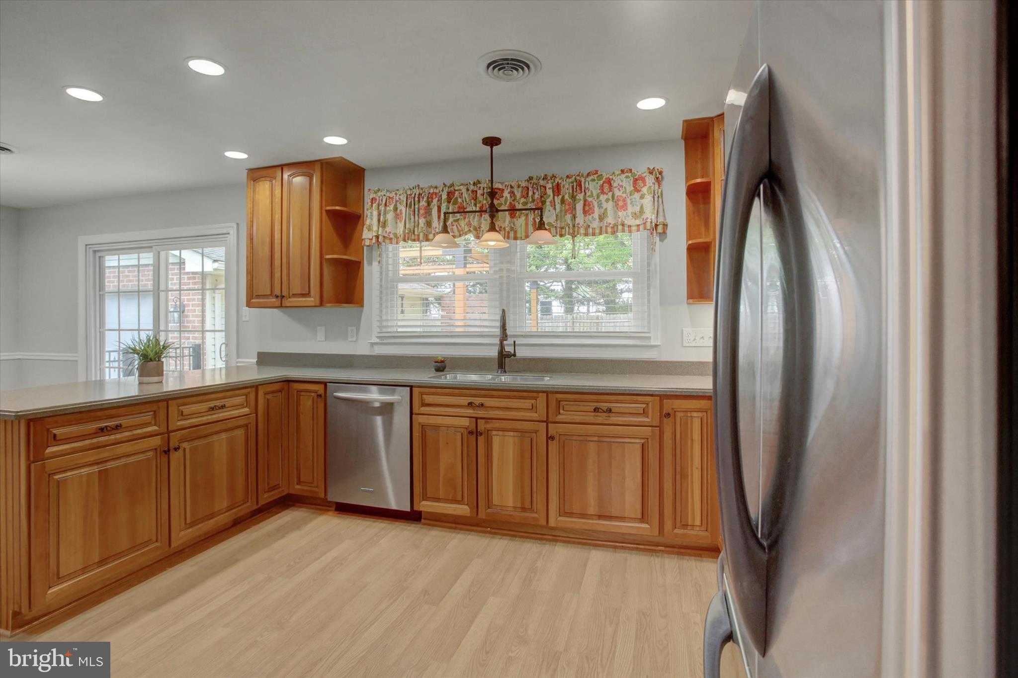 121 Albany Ave E photo 15