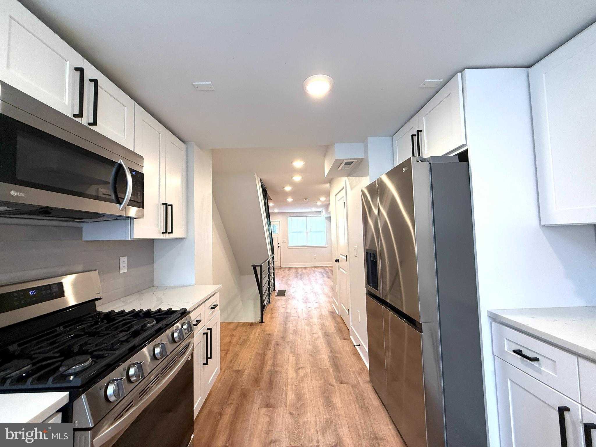 609 Mountain St photo 11