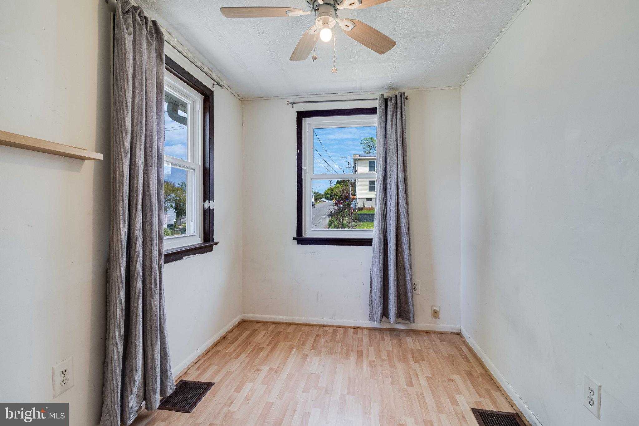 684 Hunsicker Rd photo 11