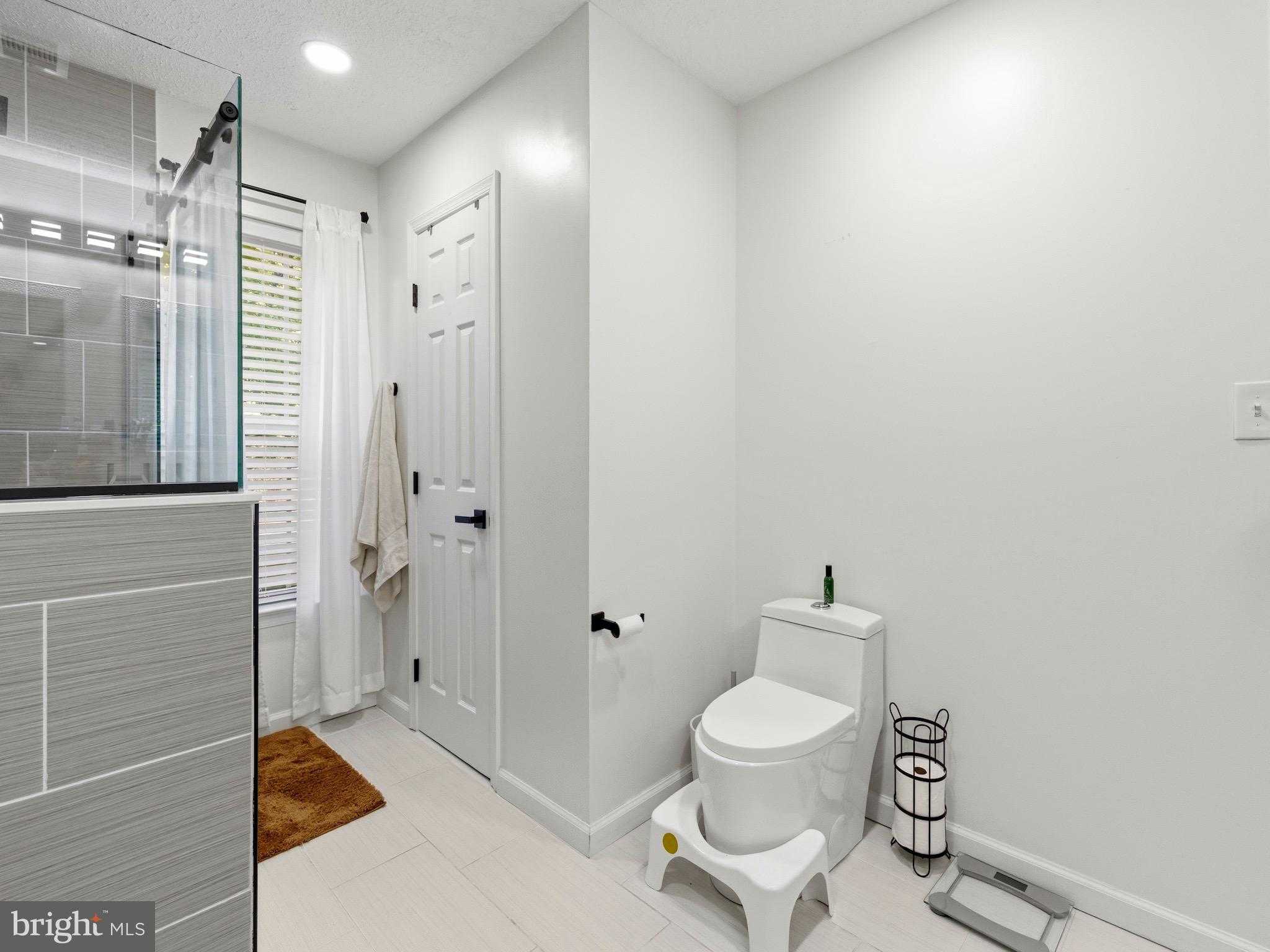 37043 Newlands St photo 15