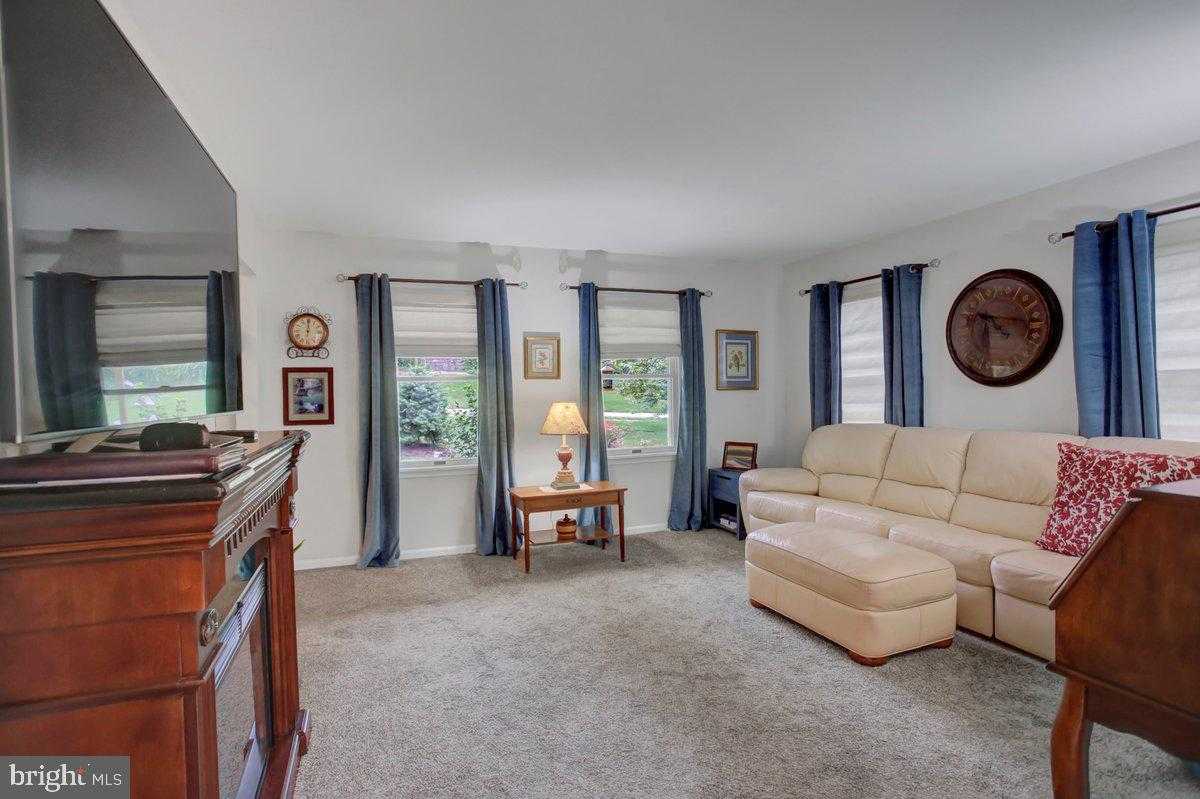 511 Larkspur Ln photo 13
