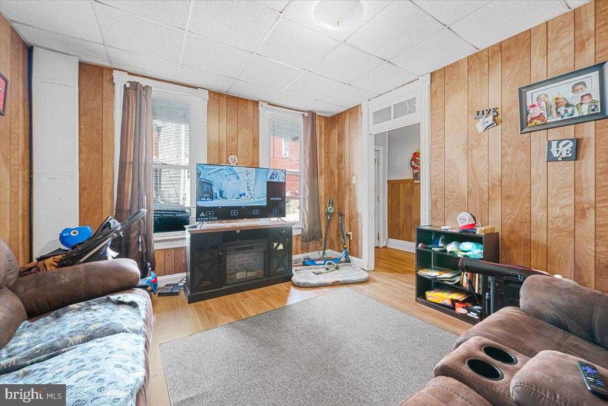 328 S Locust St photo 27