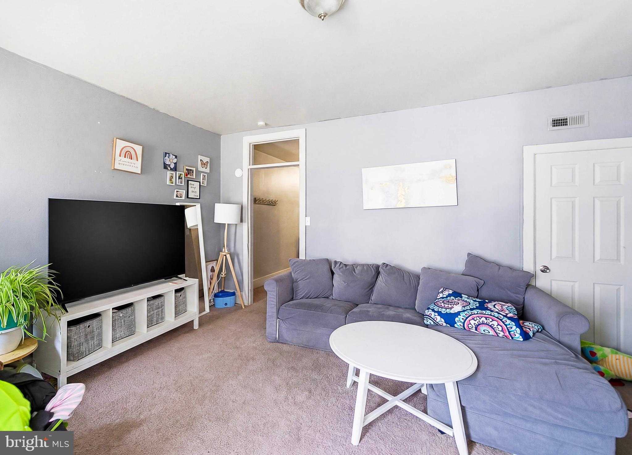 408 W Airy St photo 6