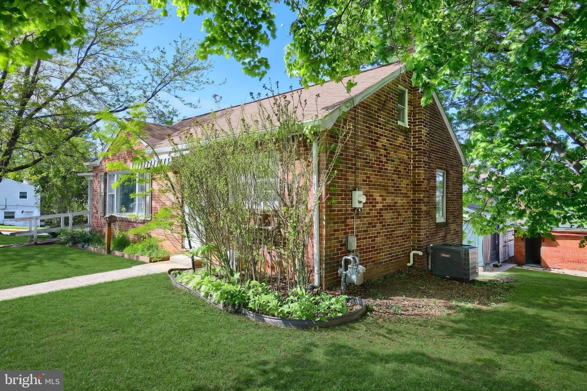 403 E Maple St photo 6