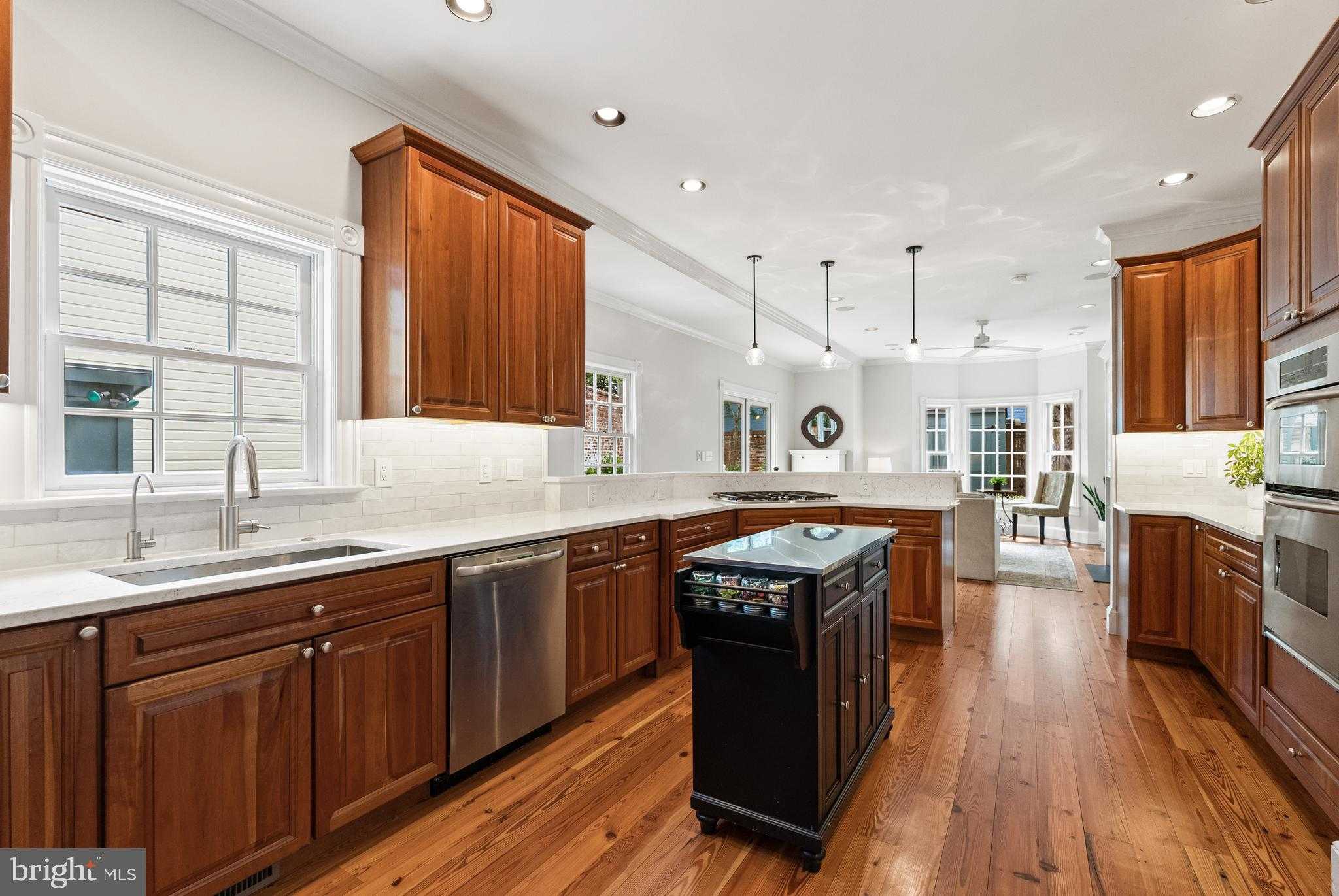 522 Queen St photo 9