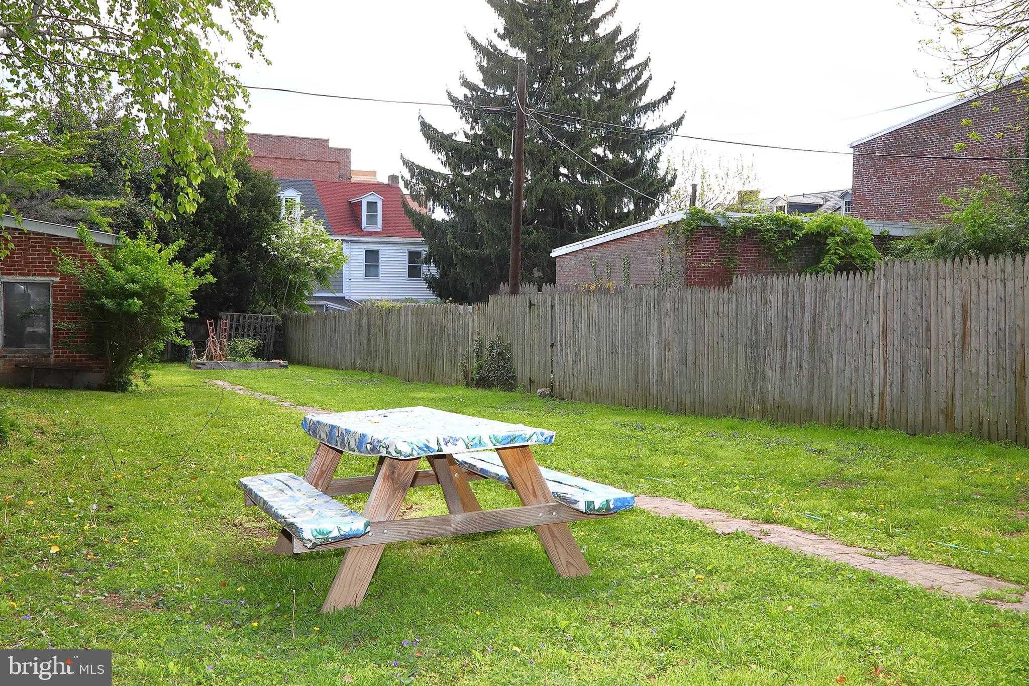 213 N Mulberry St photo 8