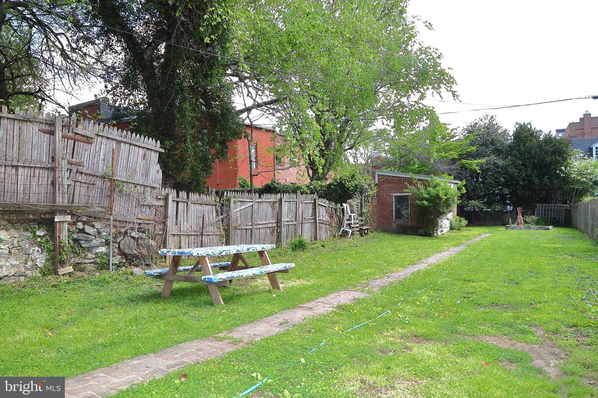 213 N Mulberry St photo 9