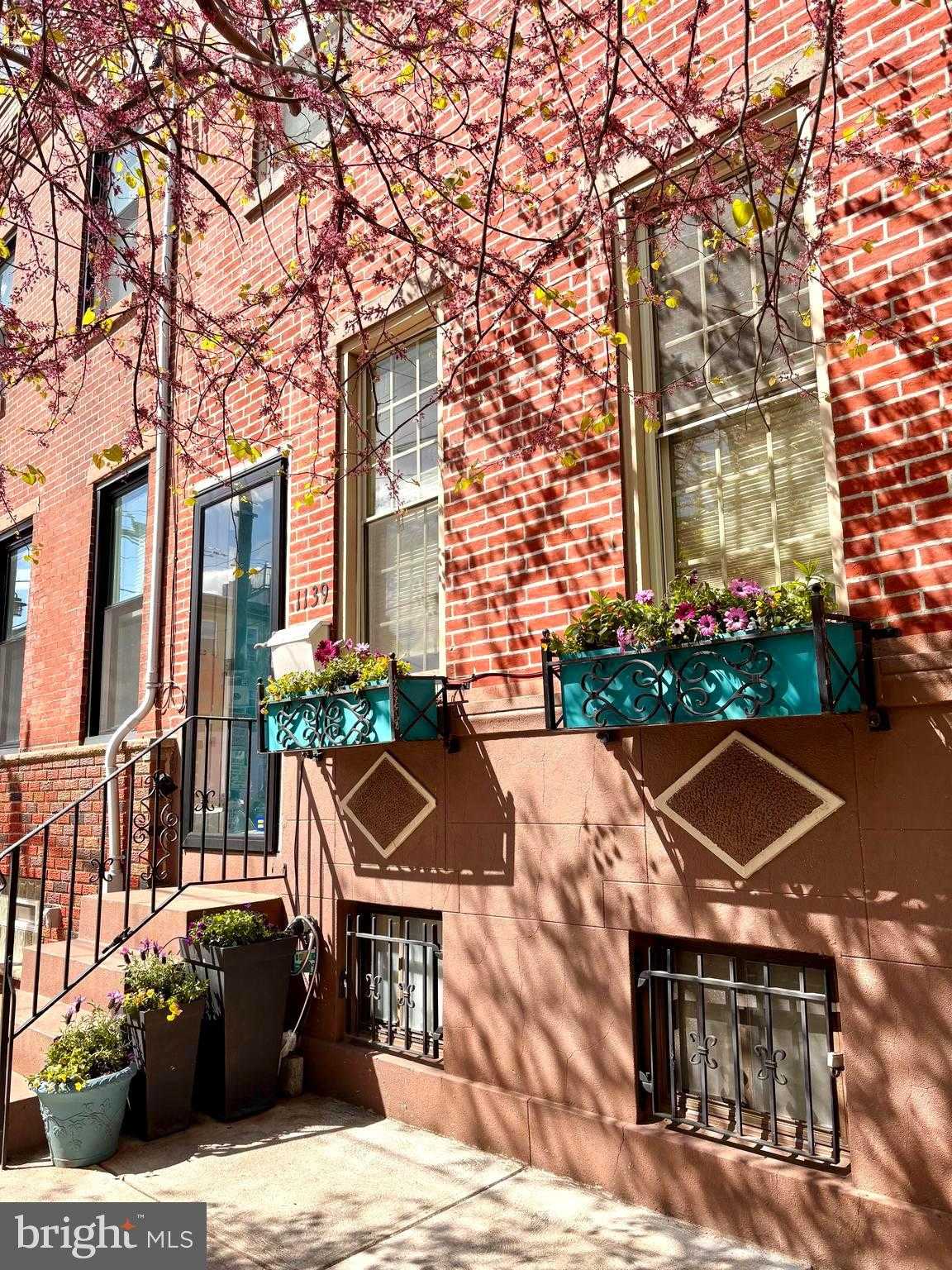 1139 Tasker St photo 2