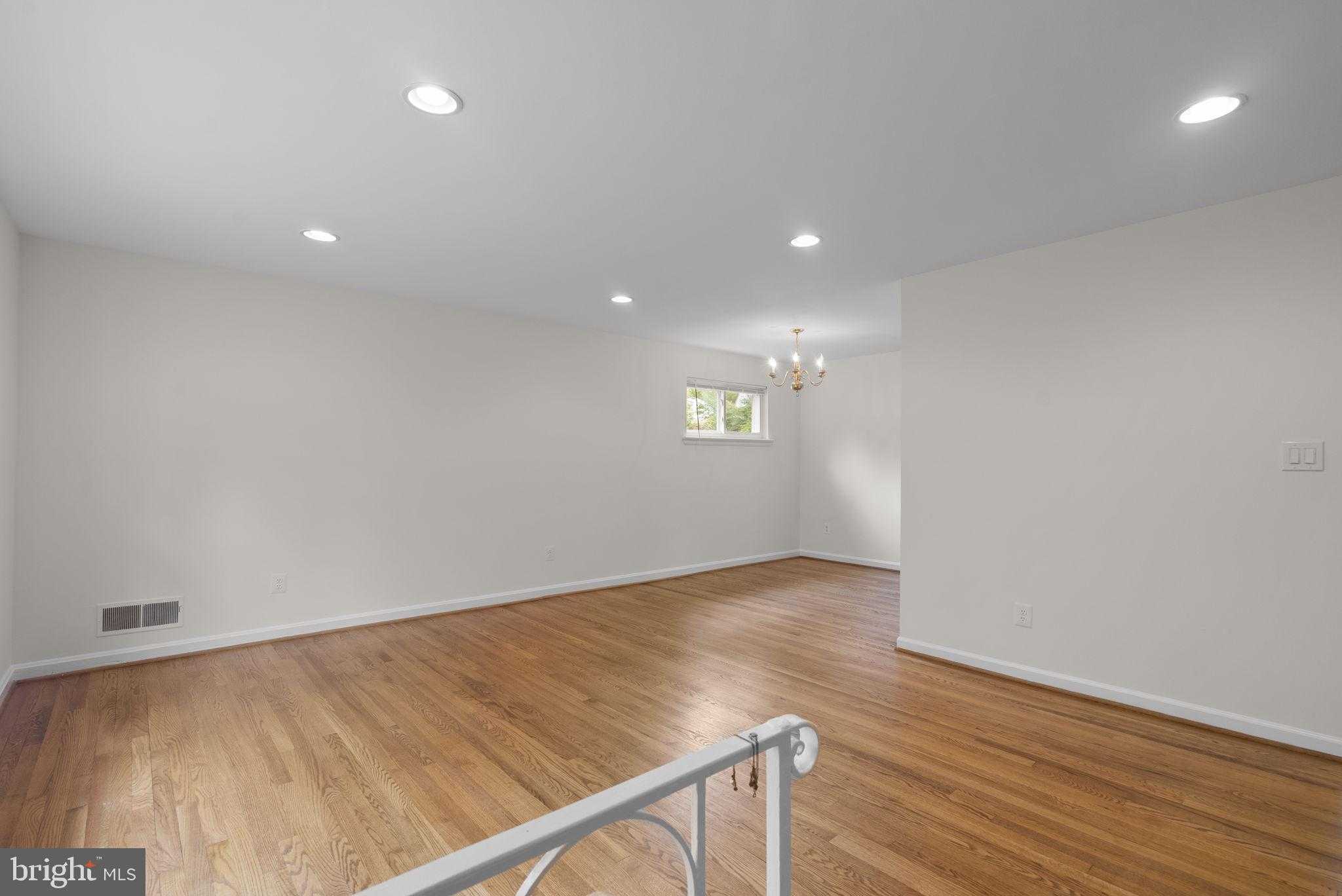 1509 Woodman Ave photo 9