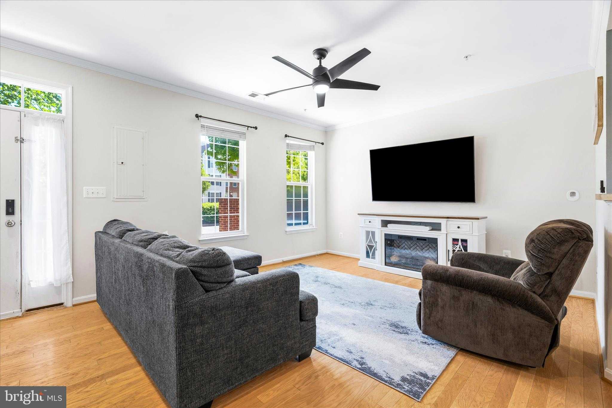 110 Featherstone Pl photo 3