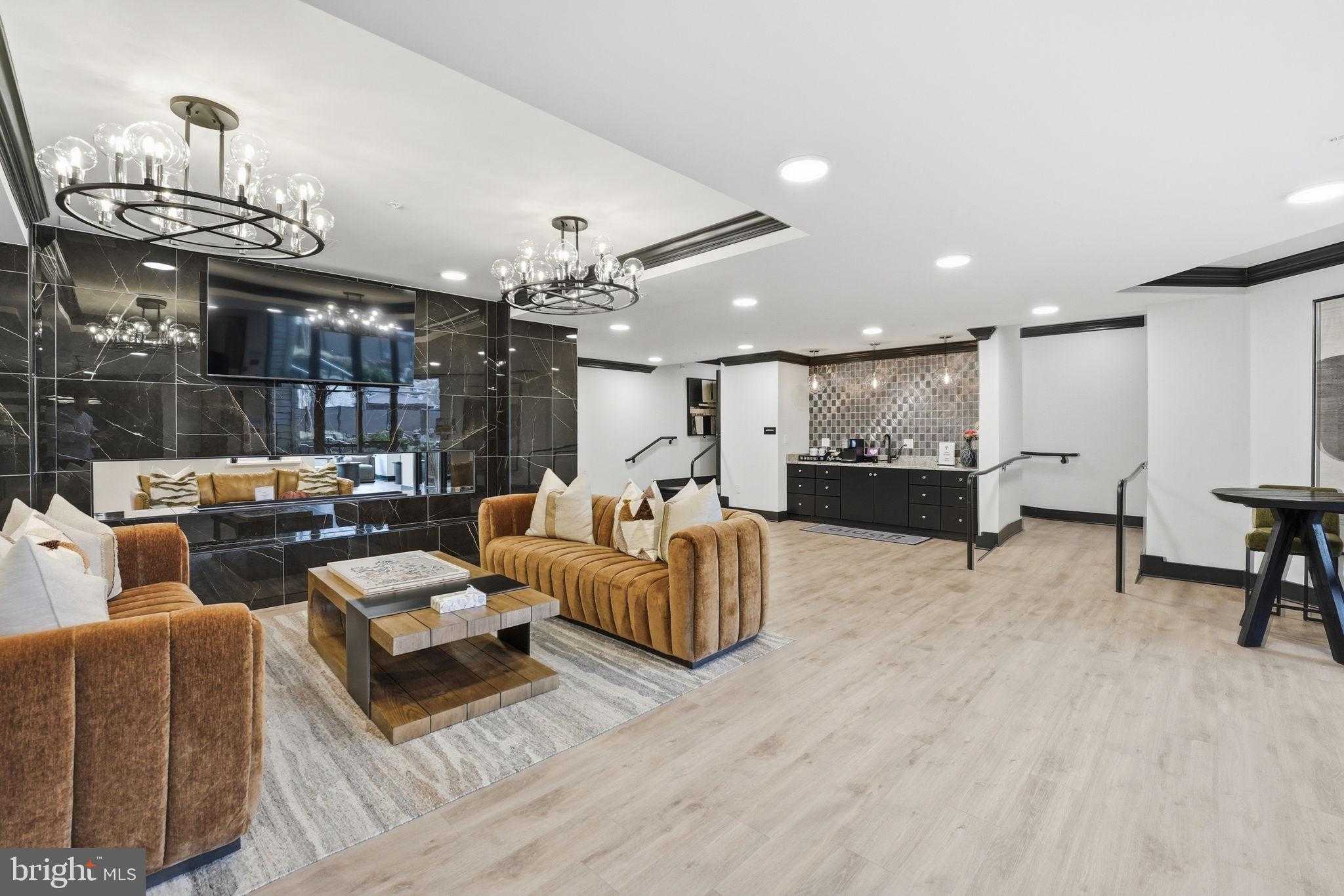 701 N Henry St photo 4