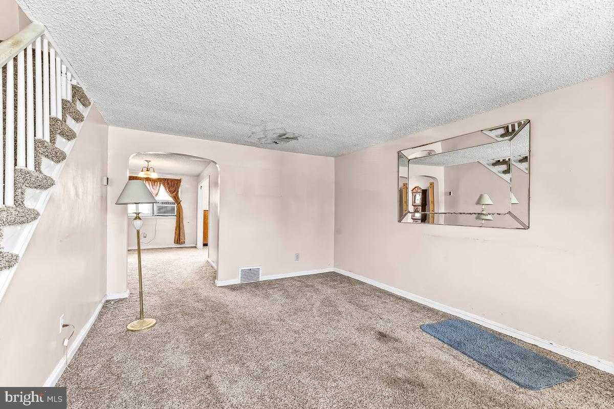 1318 Wycombe Ave photo 4