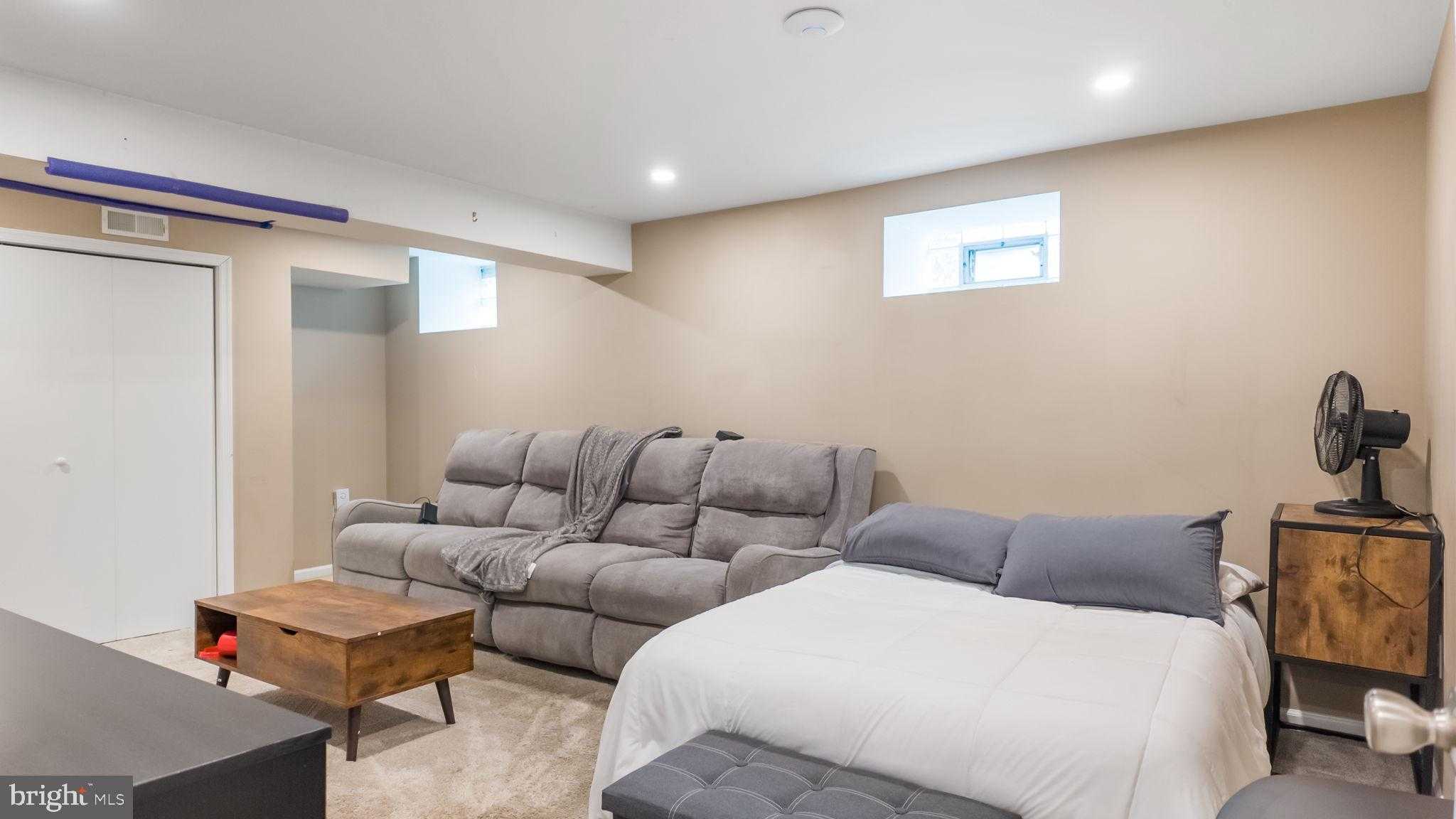 611 Twickenham Rd photo 30