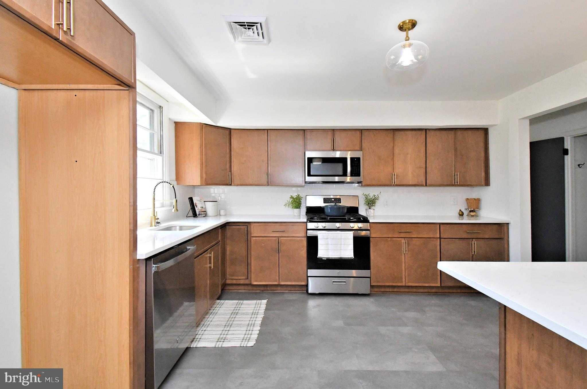 412 Camelot Dr photo 13