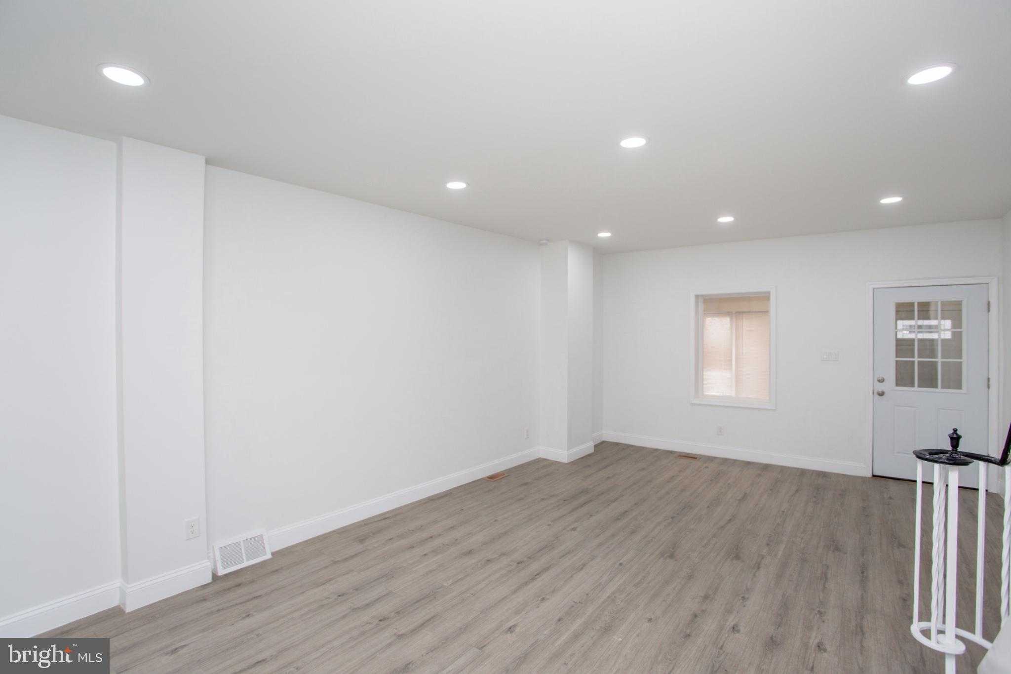 415 N Hobart St photo 4