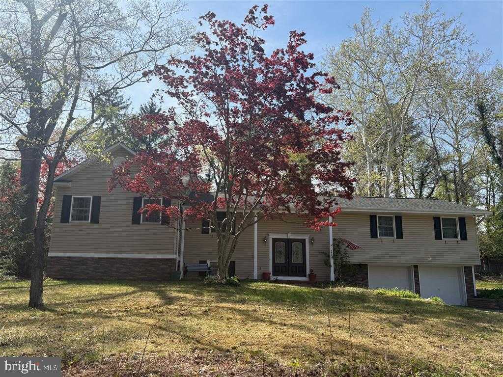 582 Richard Way photo 1