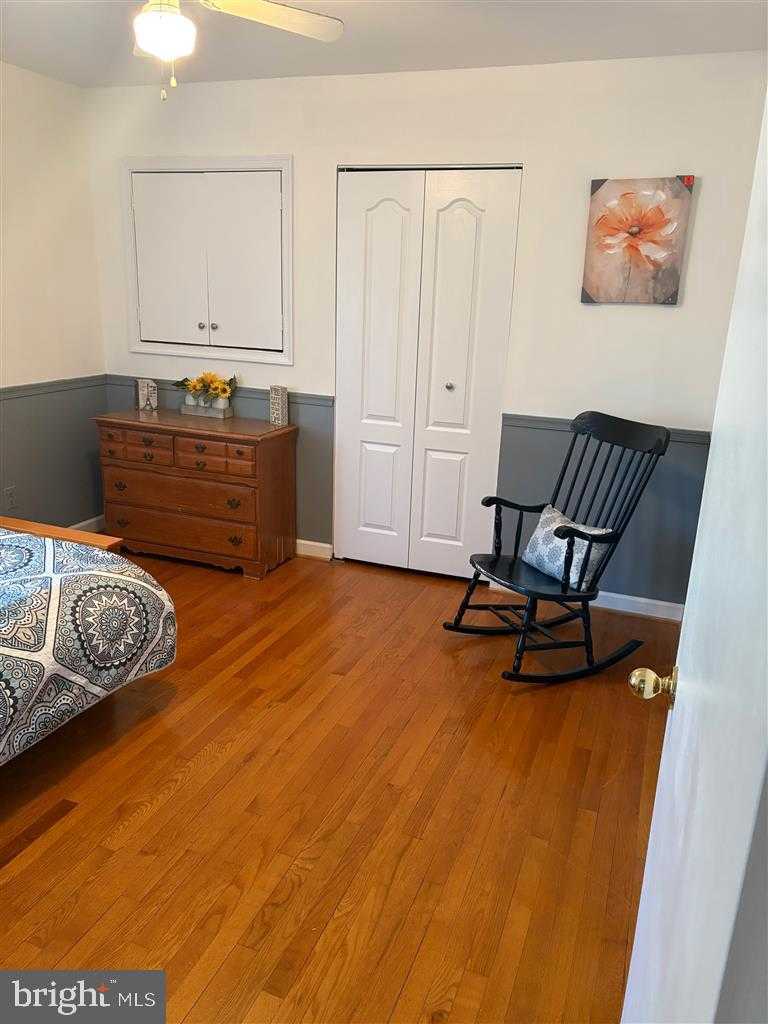 582 Richard Way photo 17