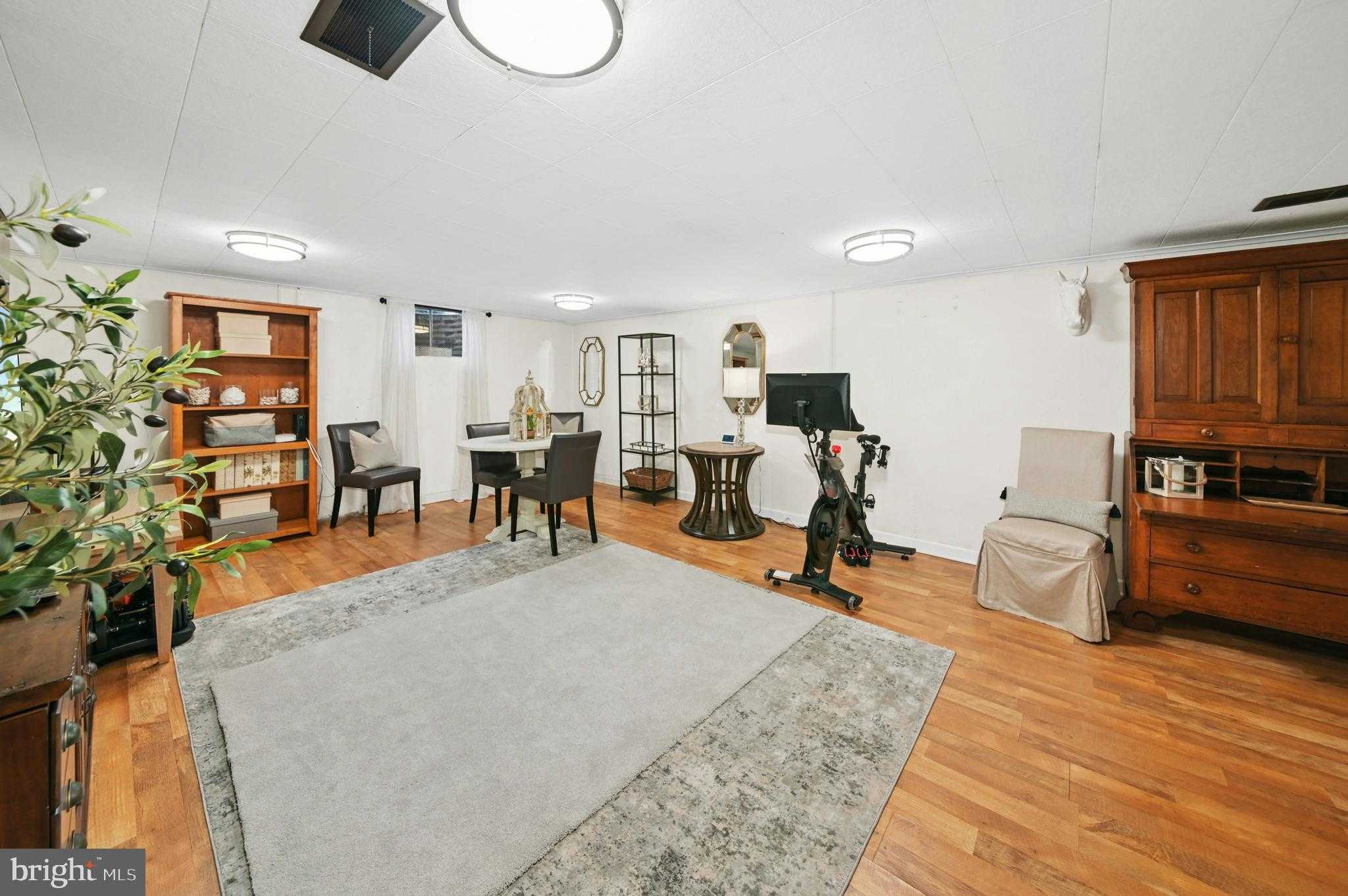 2444 W Tremont St photo 24