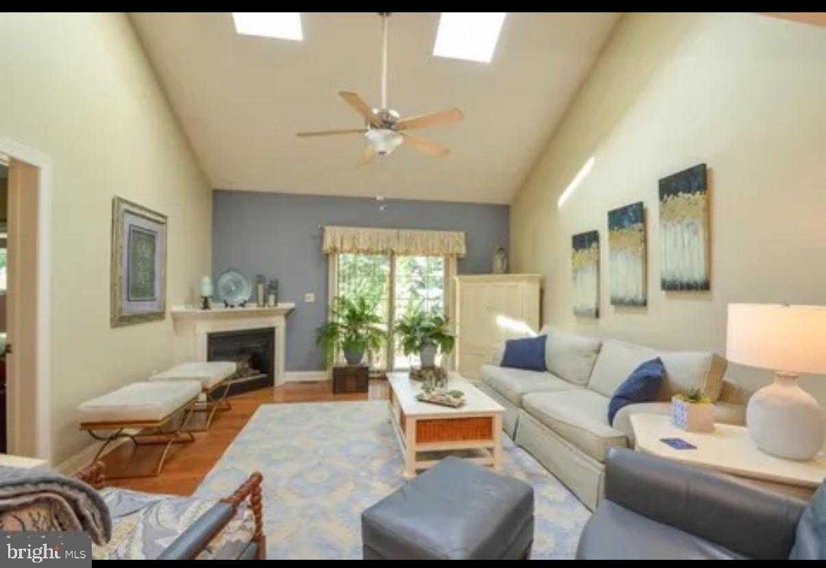 103 Pin Oak CT photo 2