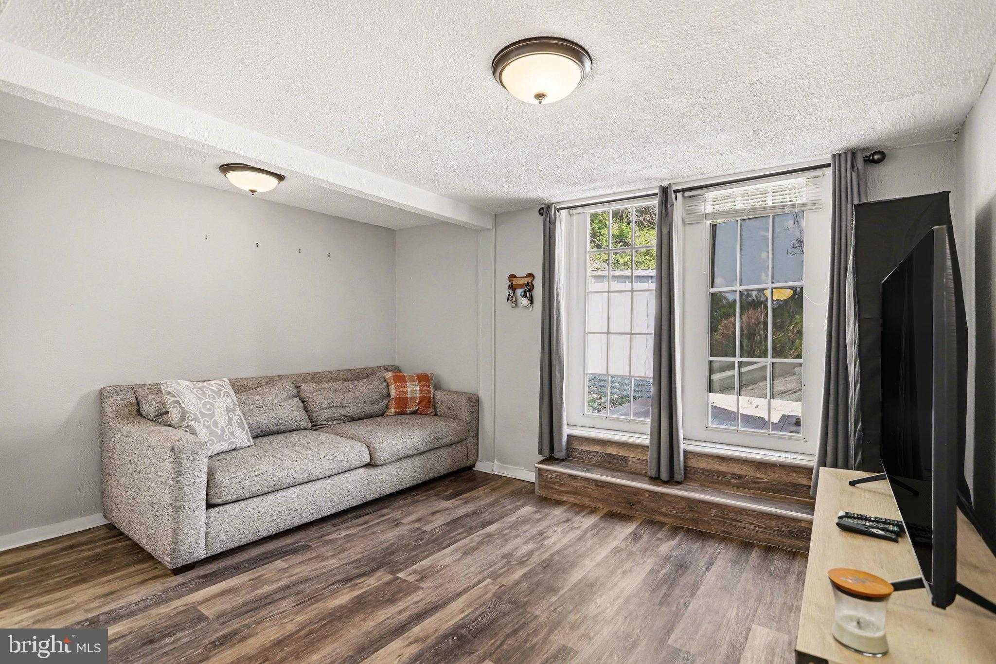 29 E Main St photo 5