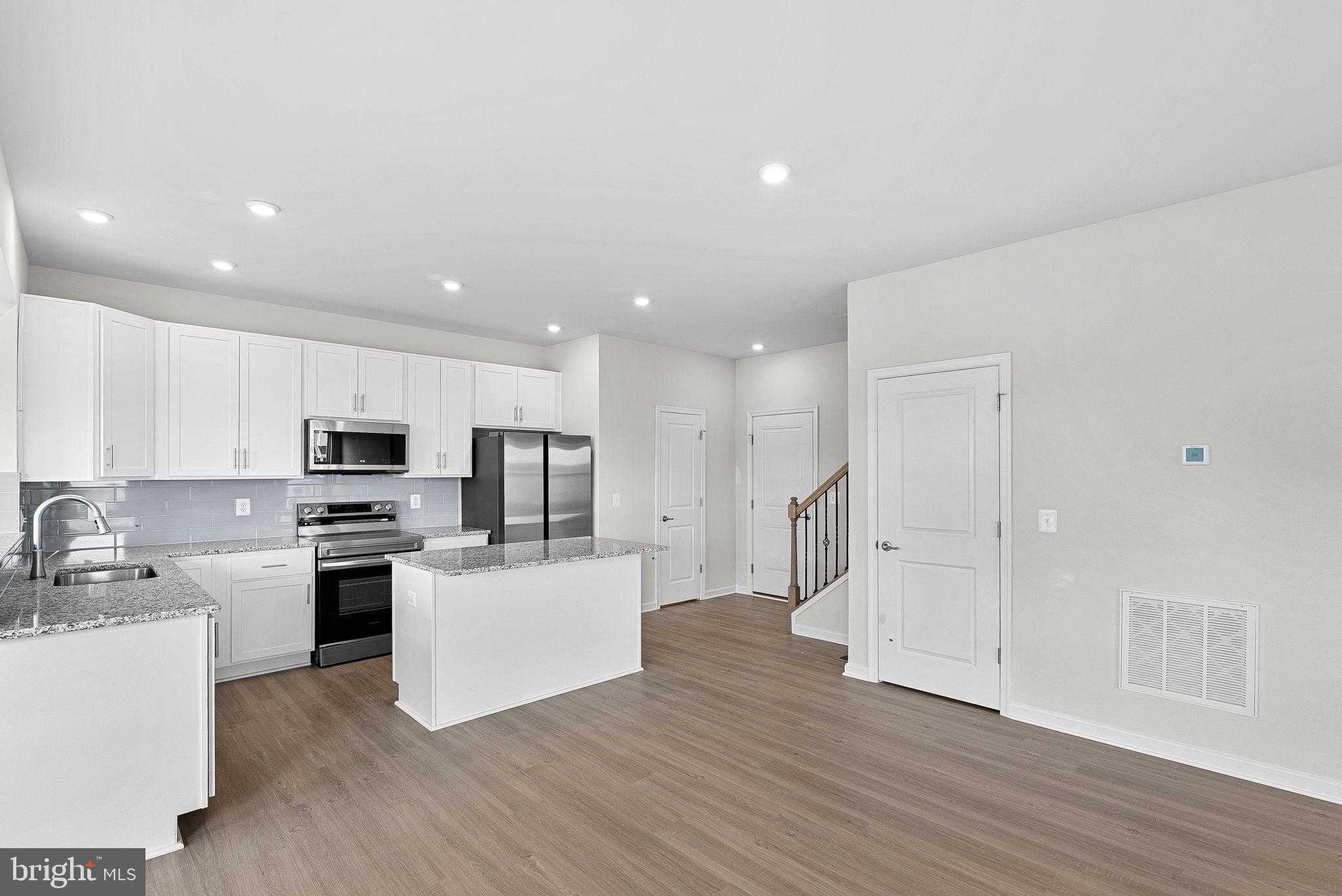 6 Foreman Rd E photo 28