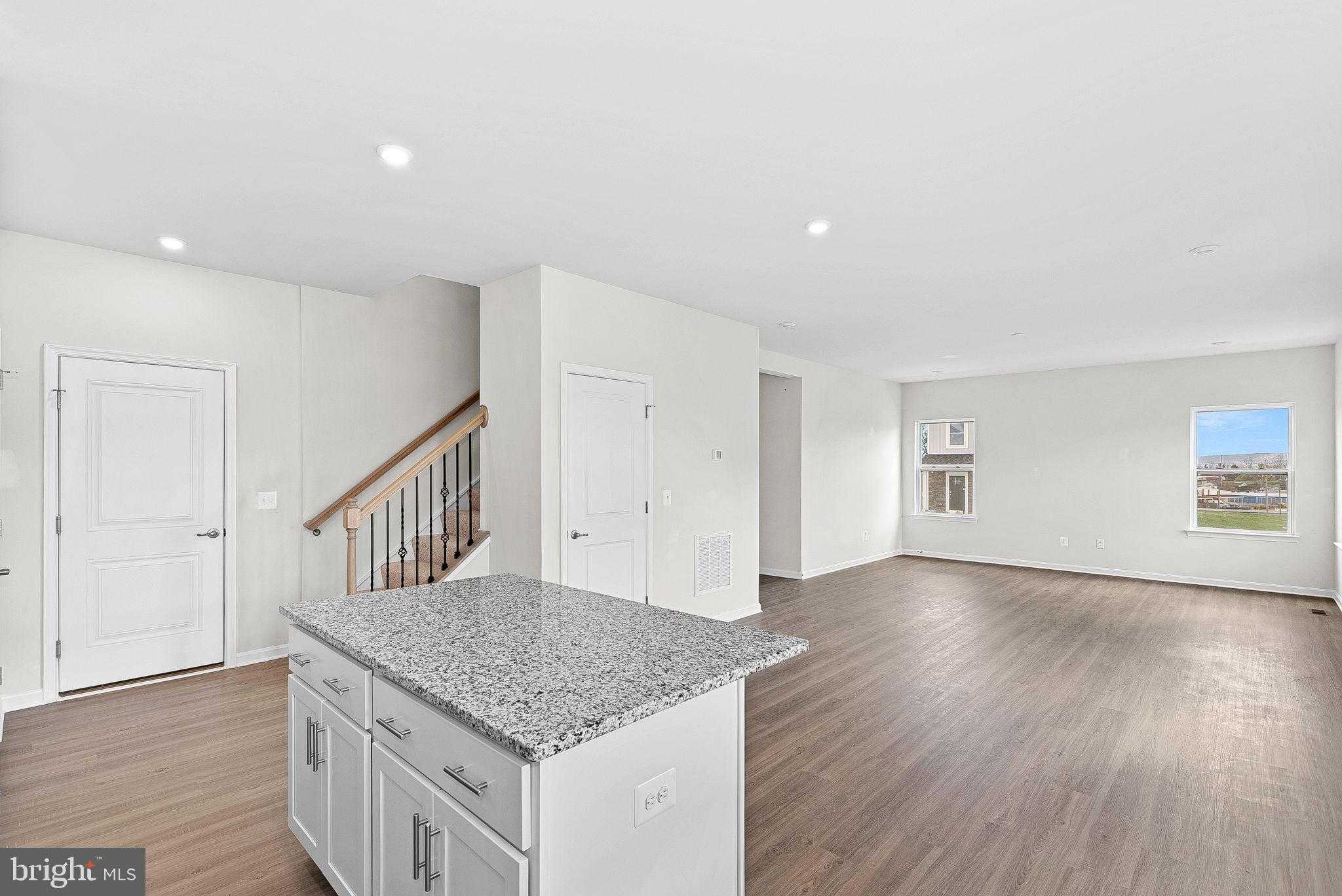 6 Foreman Rd E photo 31