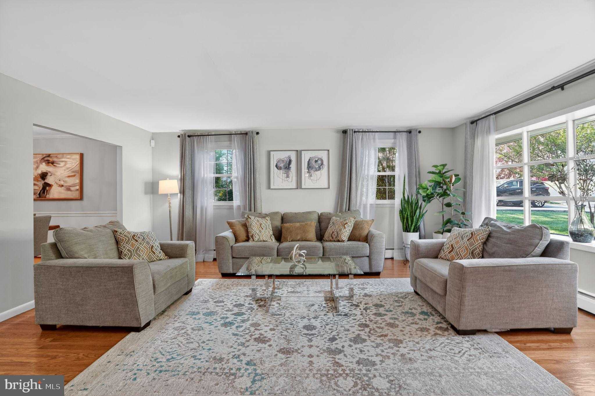 962 Edwards Dr photo 2