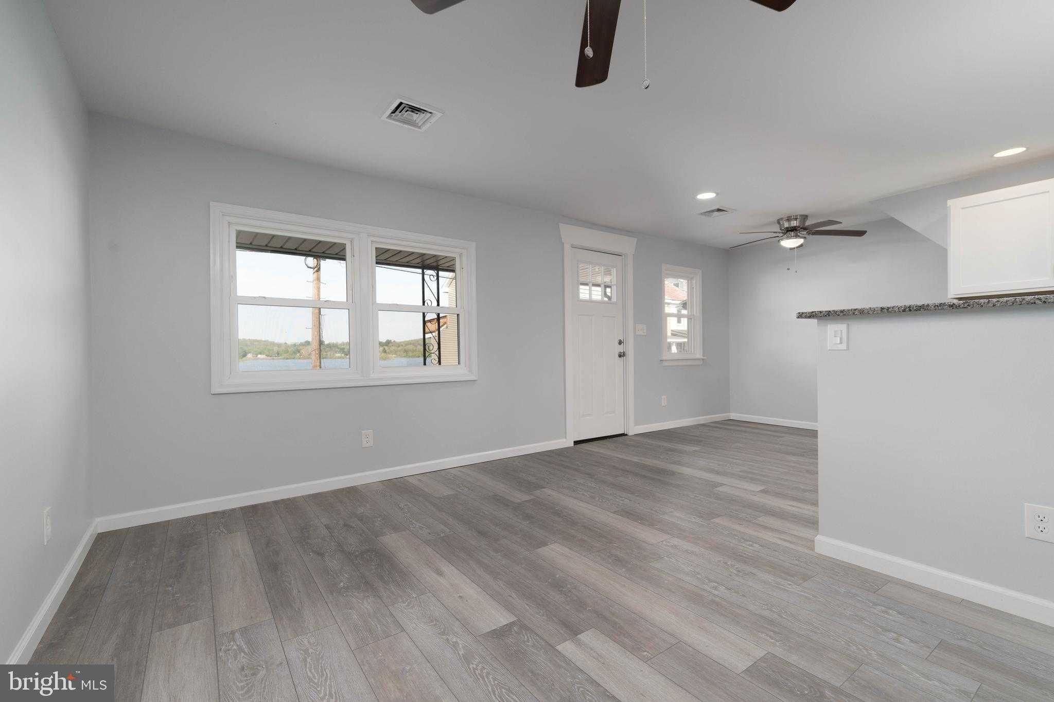 208 S Main St photo 3