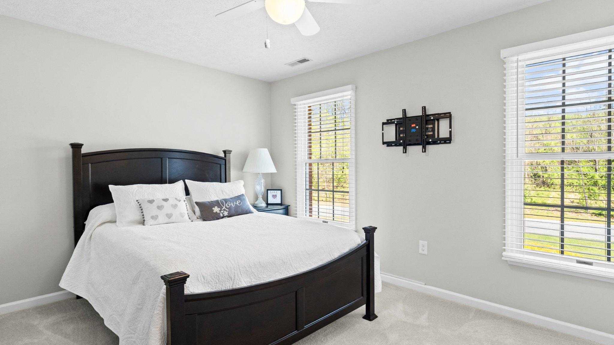 915 Saint Ann Dr photo 35
