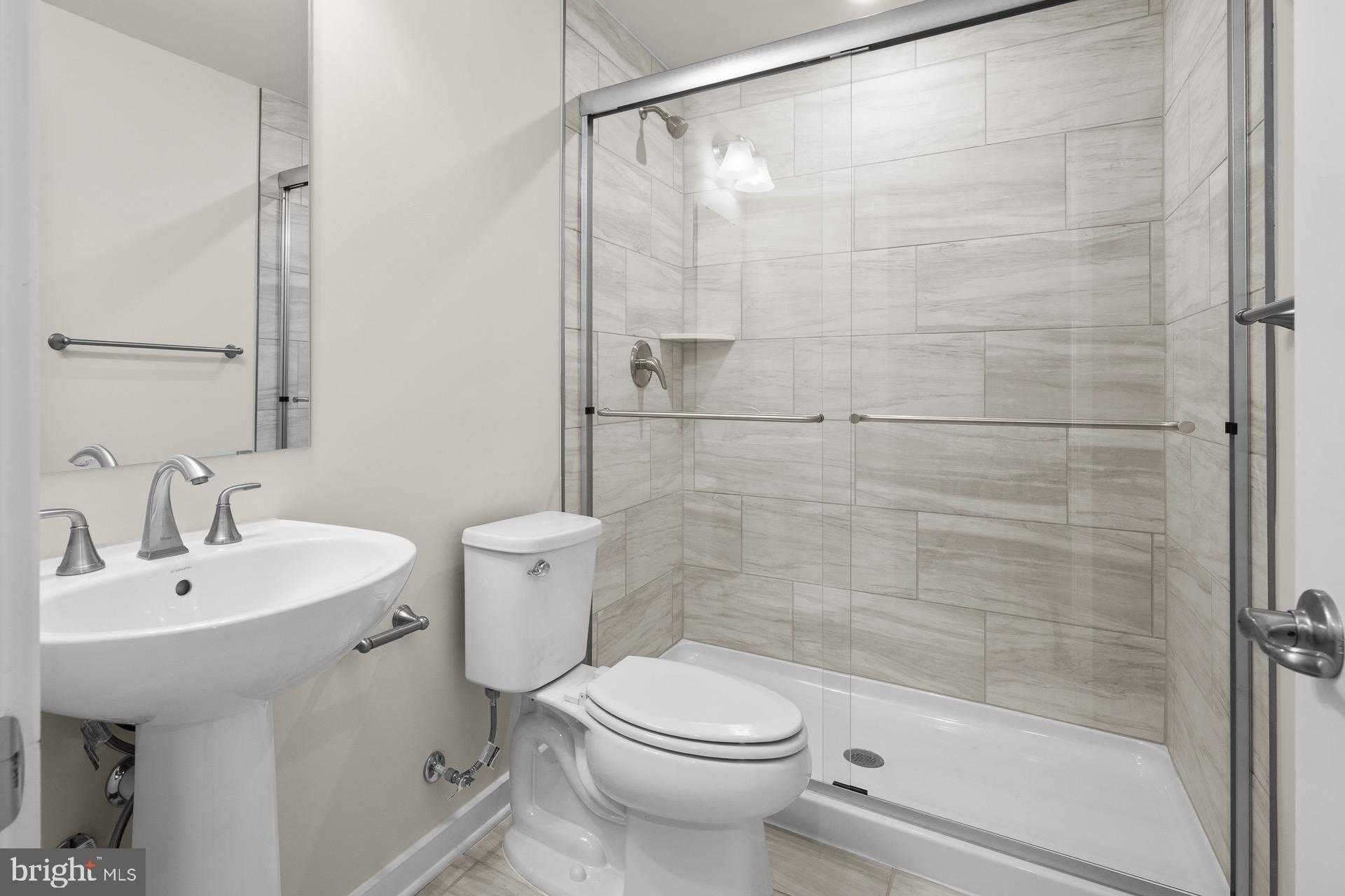 10 Foreman Rd E photo 21