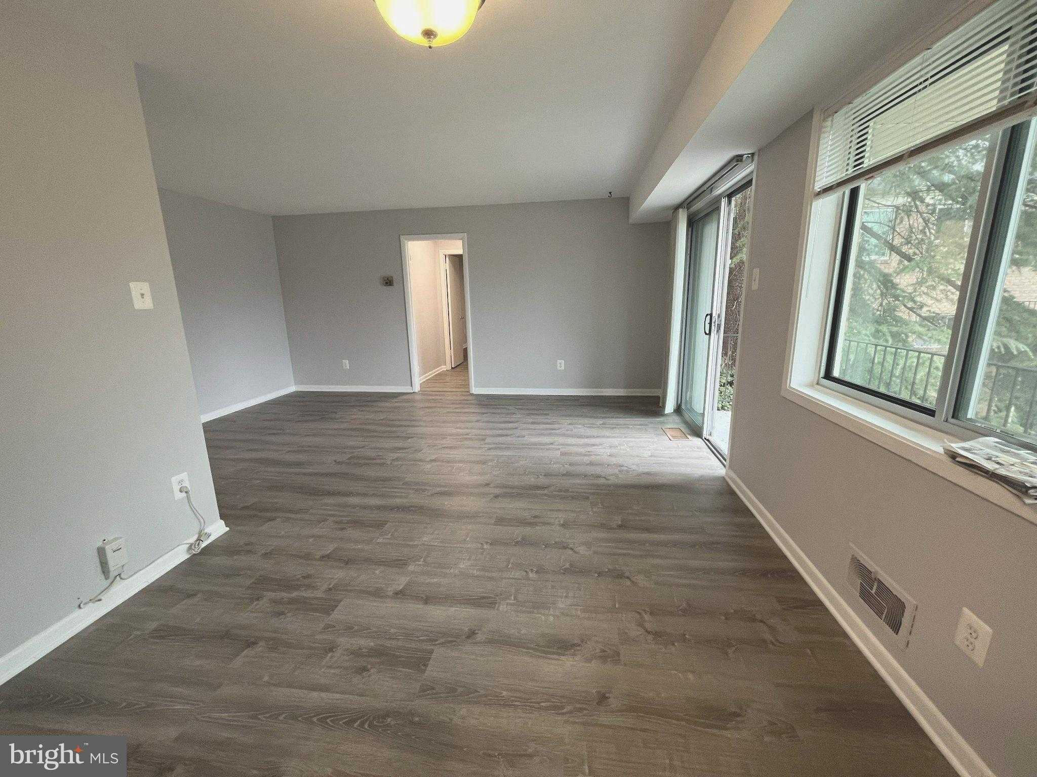 10500 Weymouth St photo 5