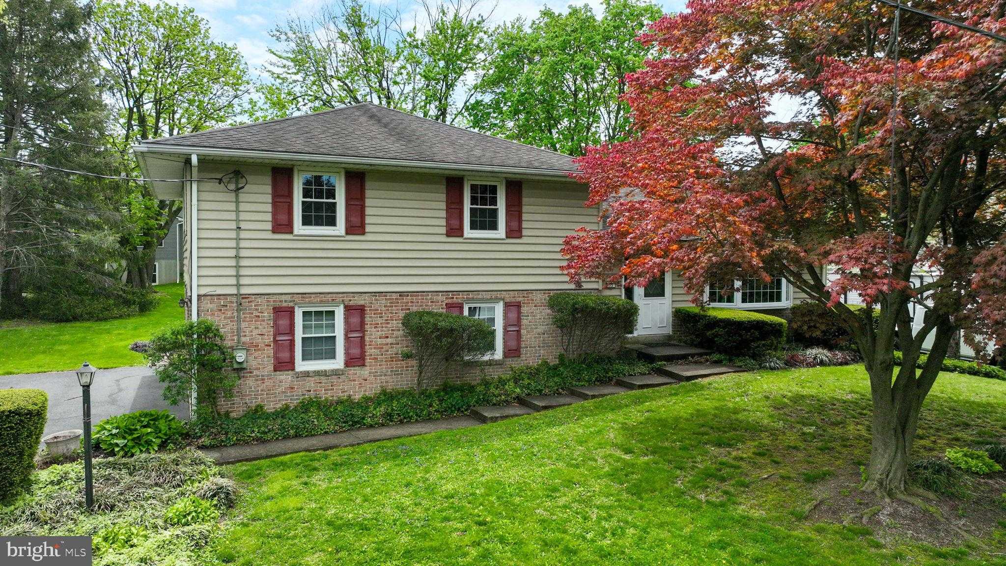 33 Woodland Ave, Lititz