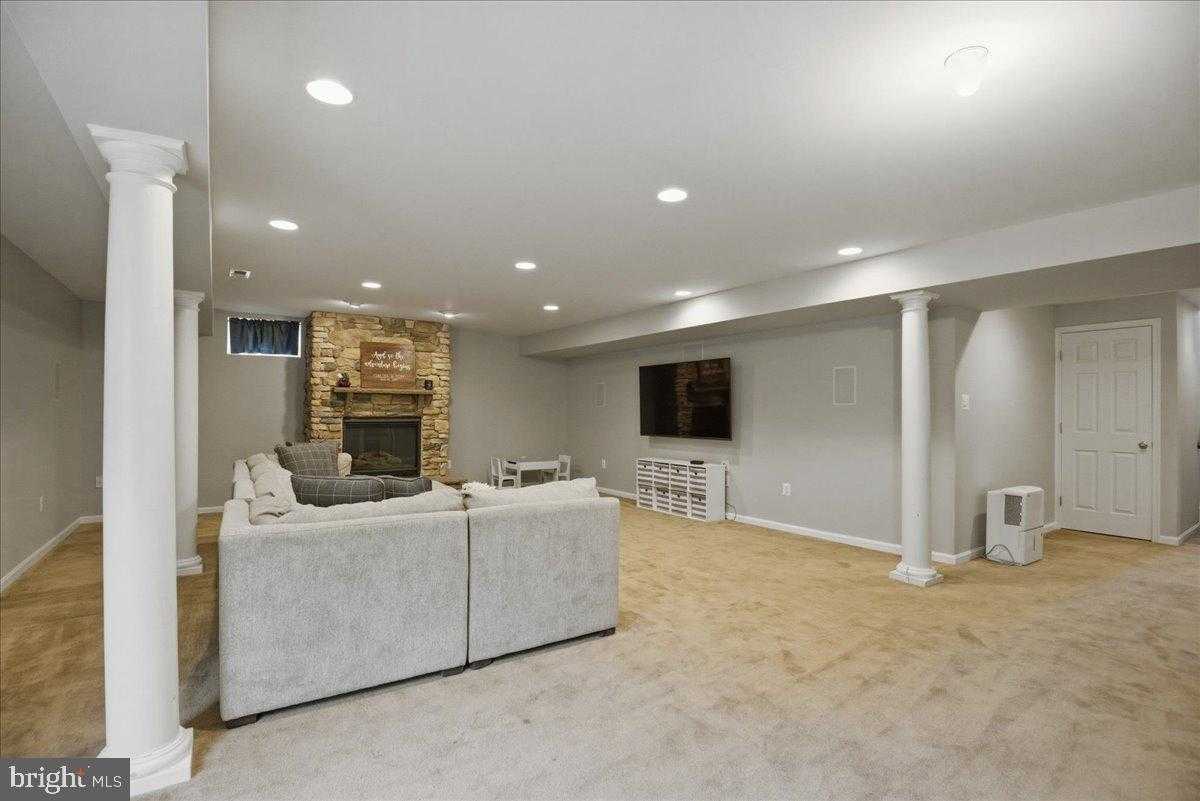 115 Thoroughbred Dr photo 38