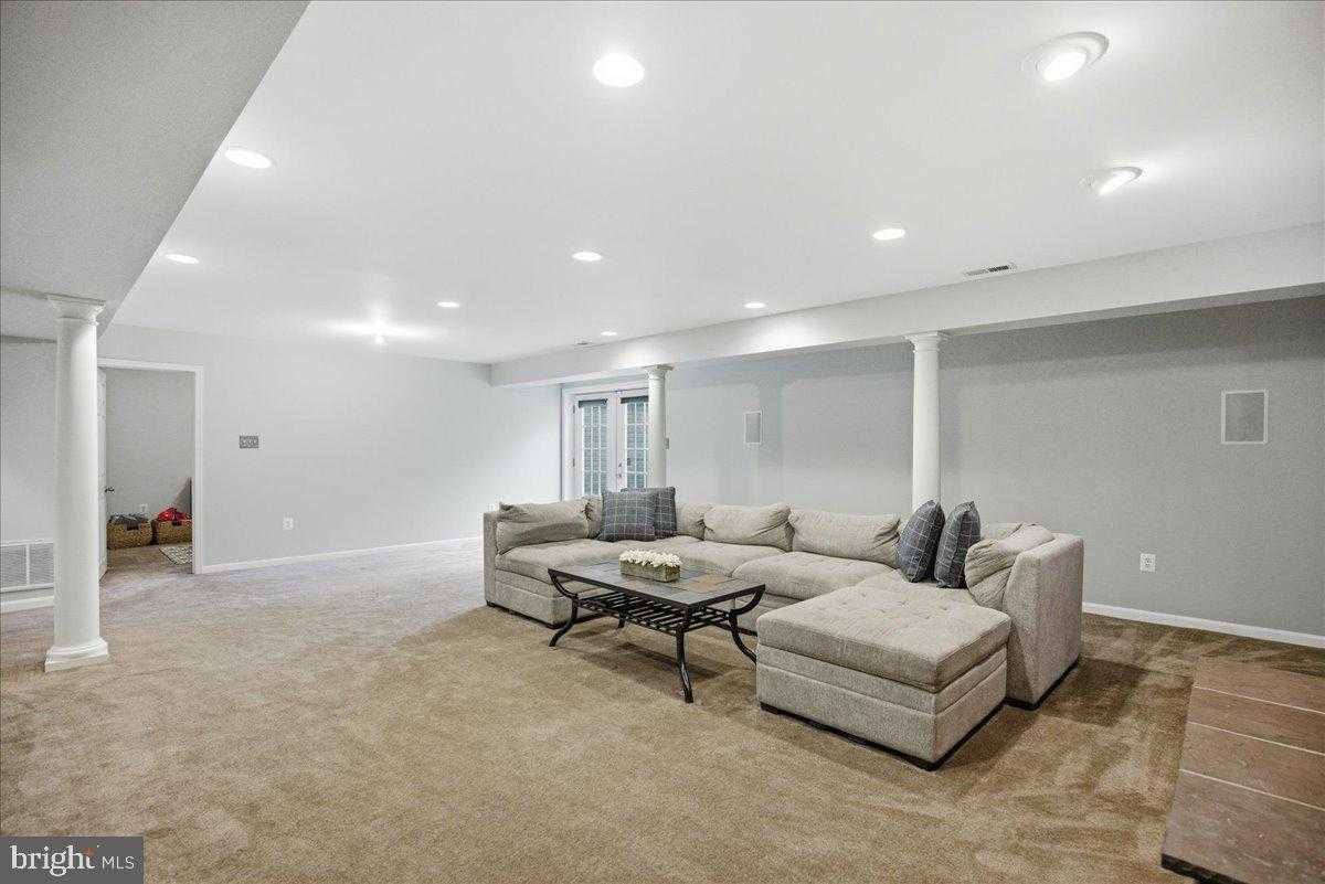 115 Thoroughbred Dr photo 40