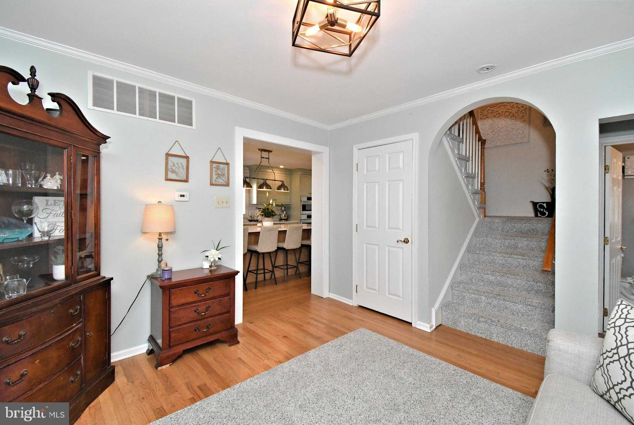 528 Berkley Ave photo 9