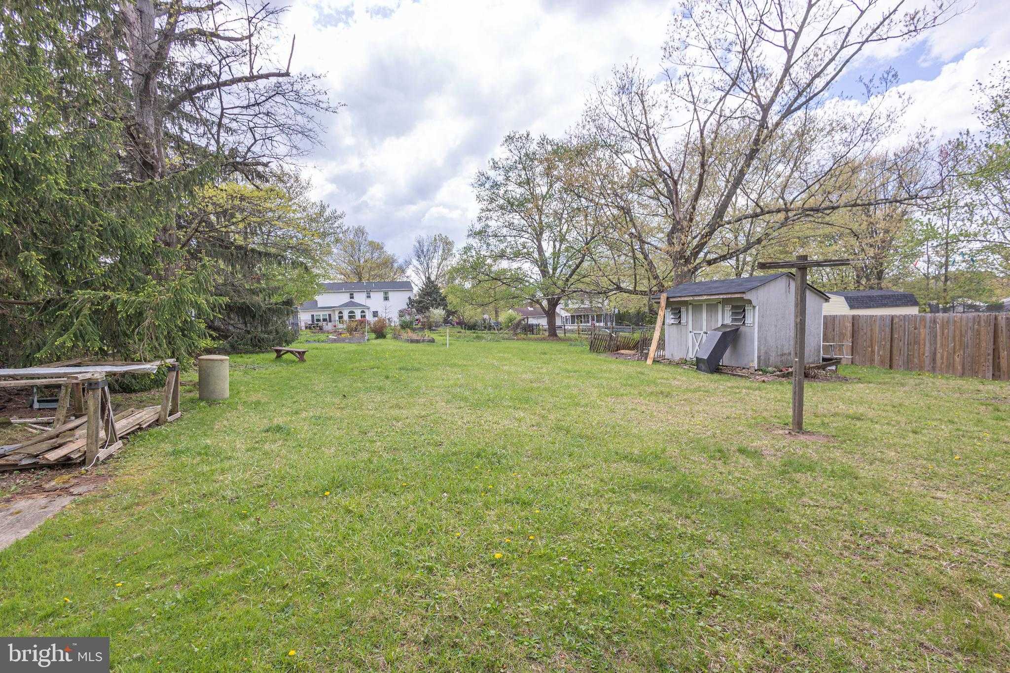 812 E Walnut St photo 22