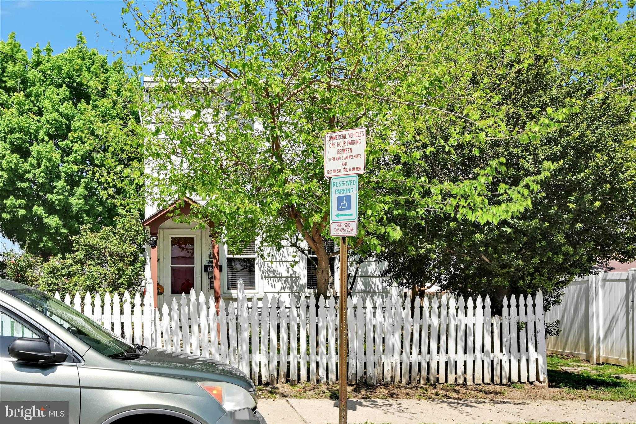 745 E Marion St photo 4