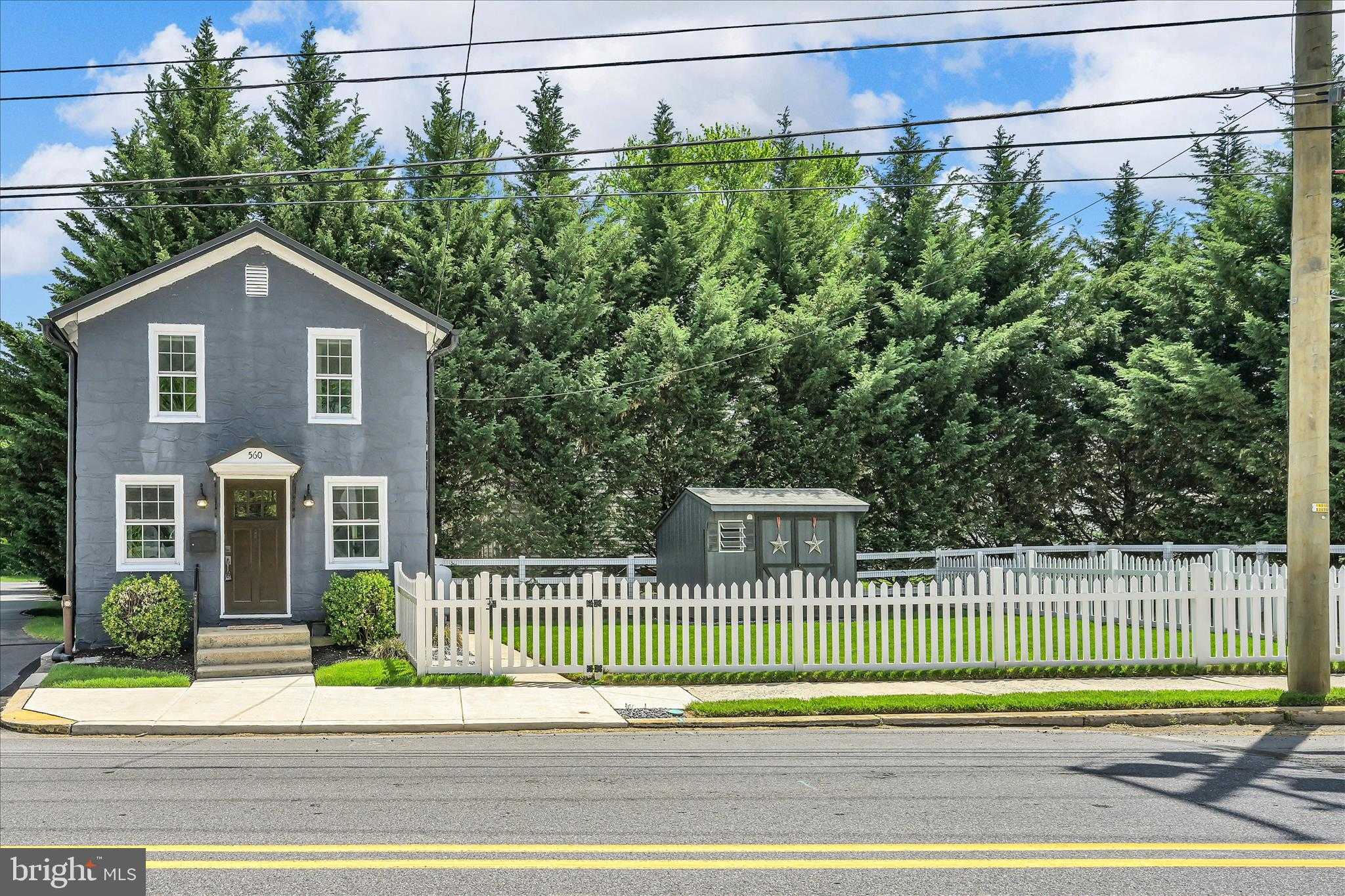 560 Columbia Ave photo 2