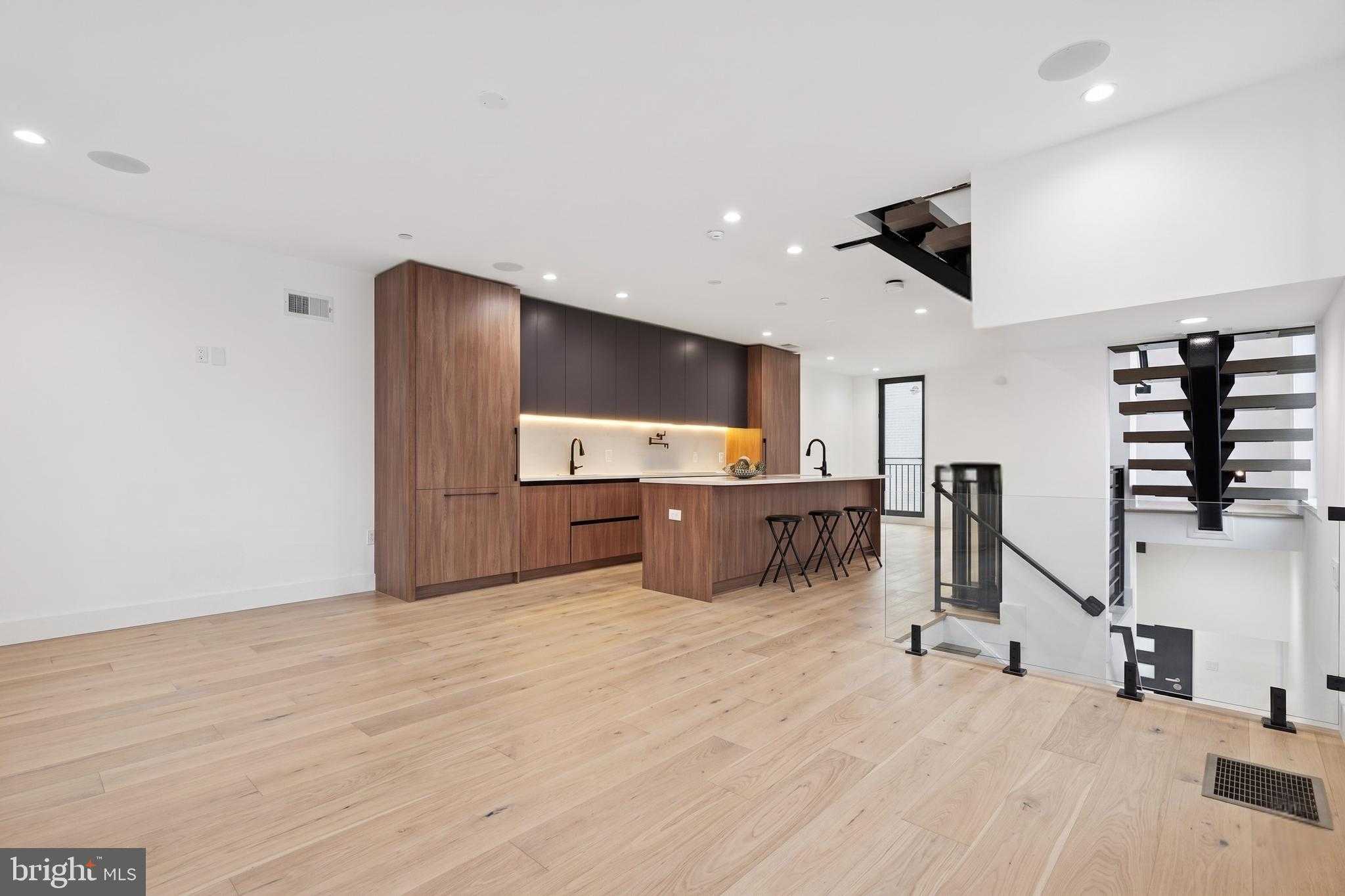 1922 Geary St photo 1