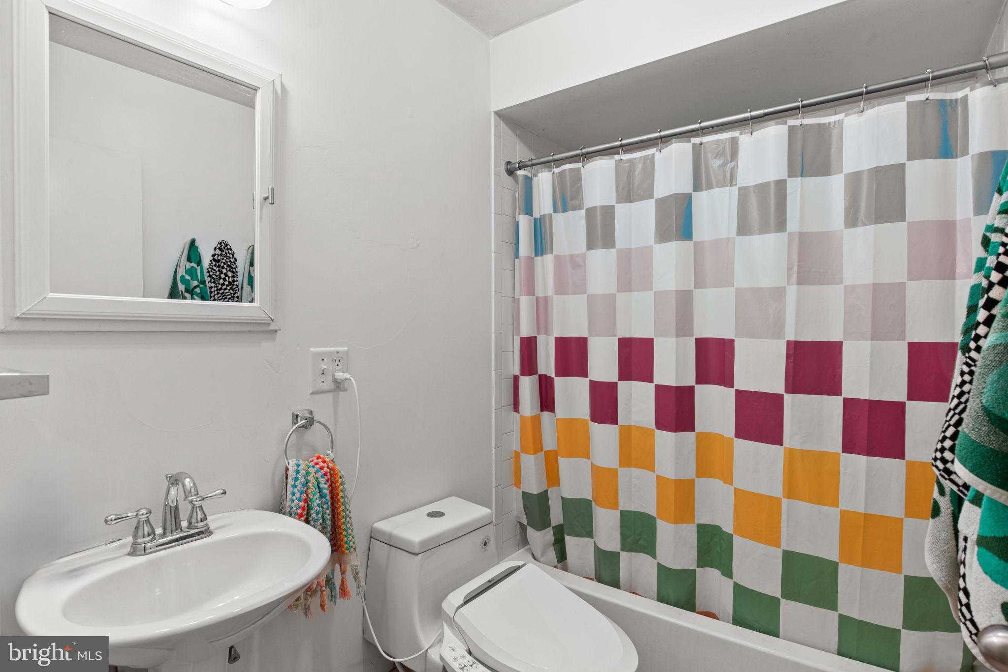 401 Village Rd photo 22