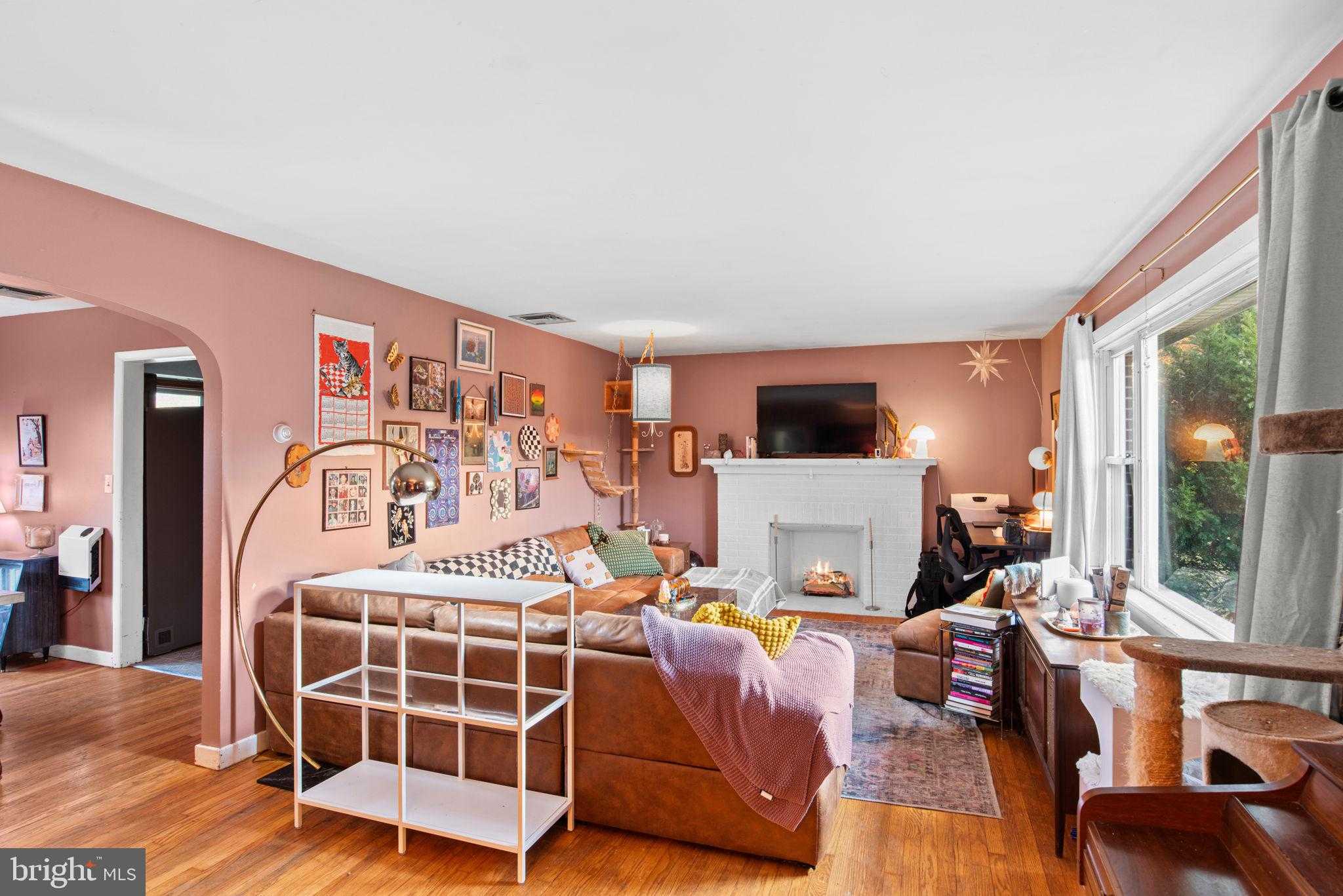 401 Village Rd photo 5