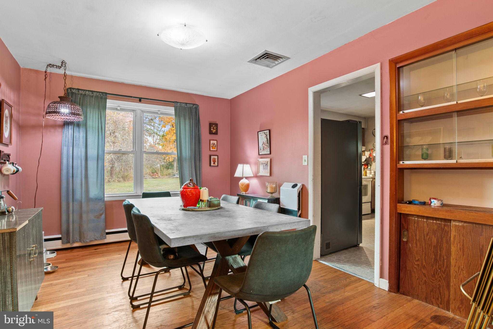 401 Village Rd photo 9