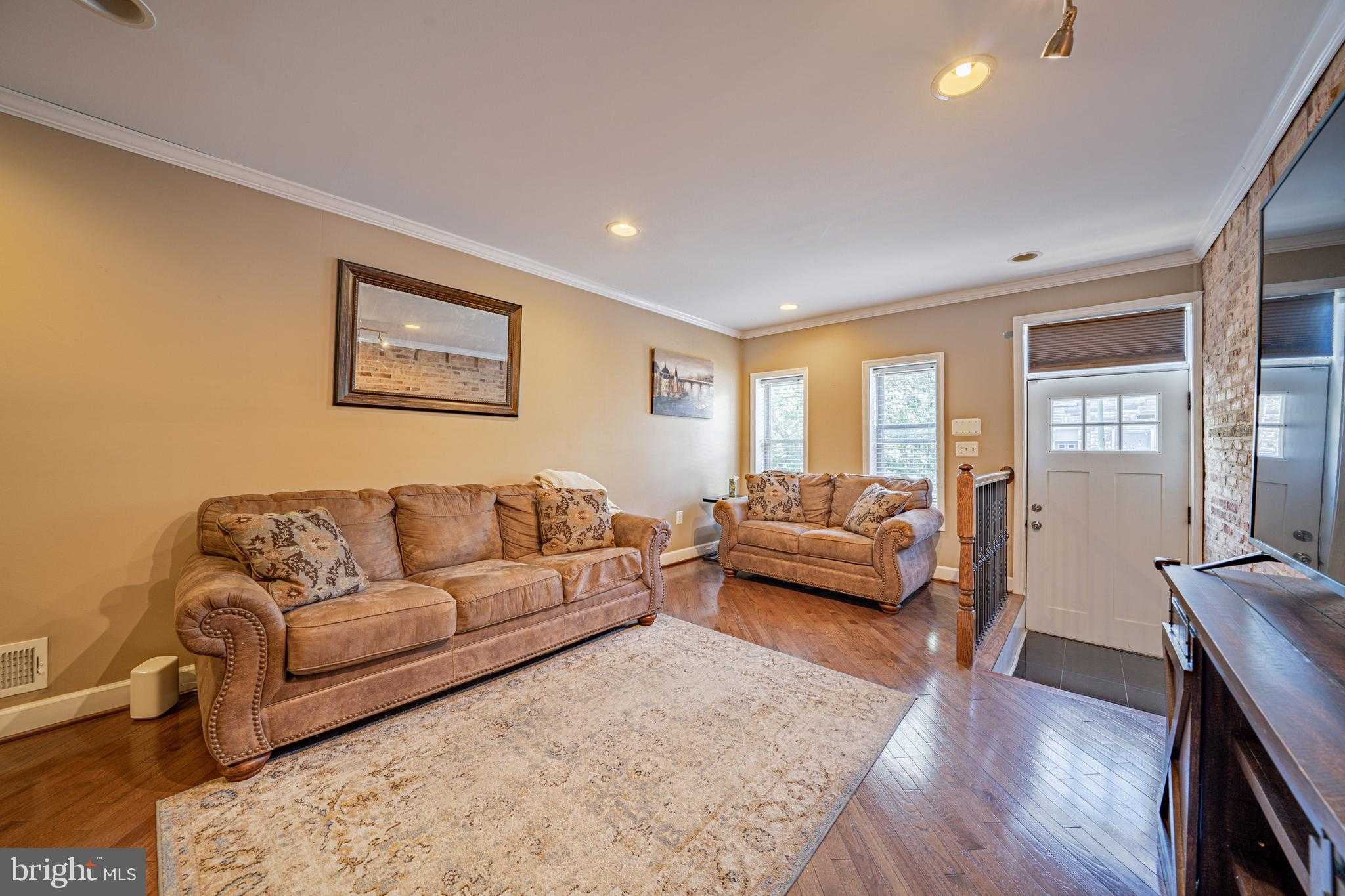 772 W Cross St photo 7